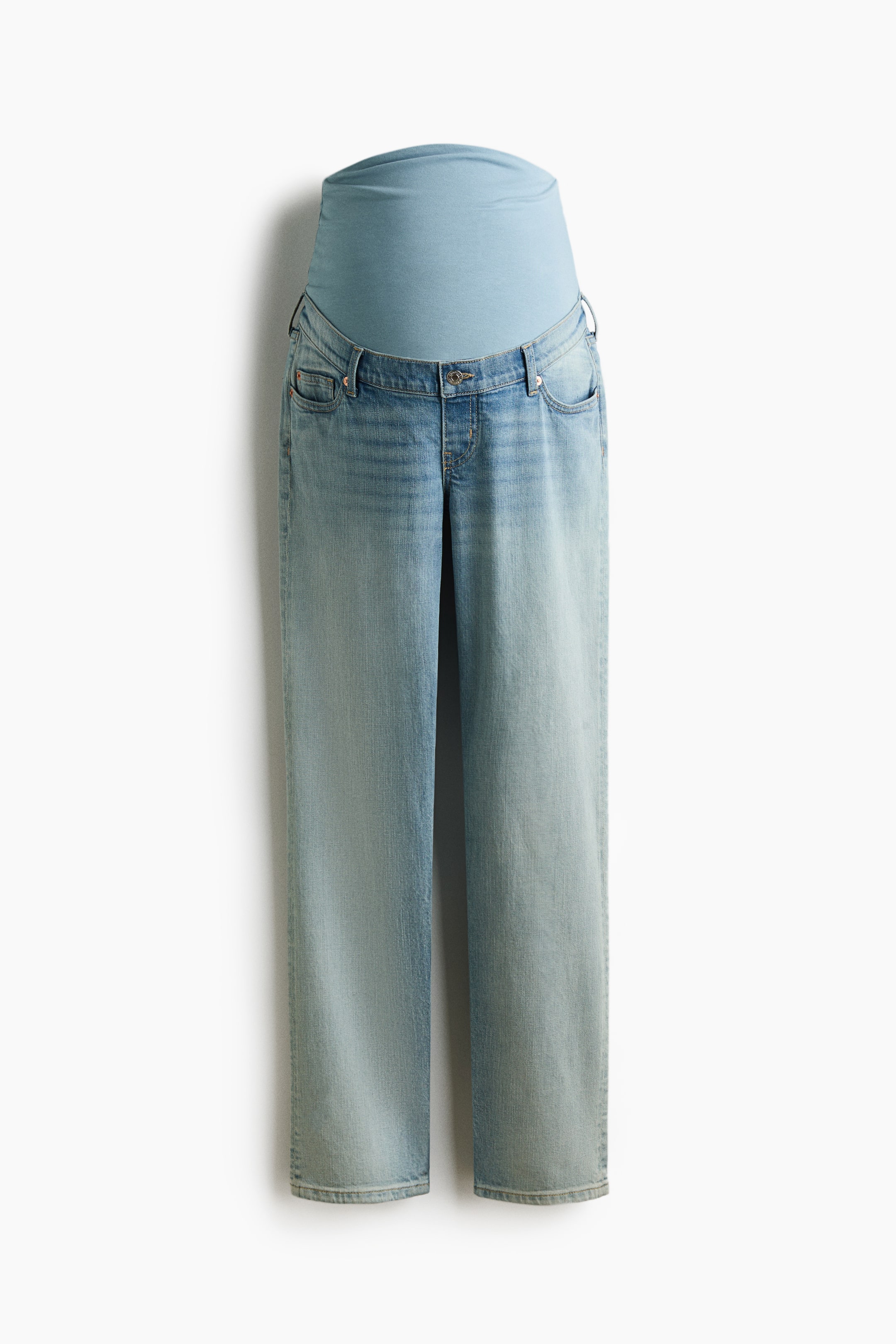 Ver imagen más grande: Vaqueros de maternidad en denim azul de lavado claro, mostrados de frente, con un amplio panel elástico a juego en jerséi azul claro en la cintura, diseñado para cubrir el vientre. Los vaqueros presentan un diseño clásico de cinco bolsillos, una bragueta simulada con un único botón metálico y perneras rectas de corte regular.