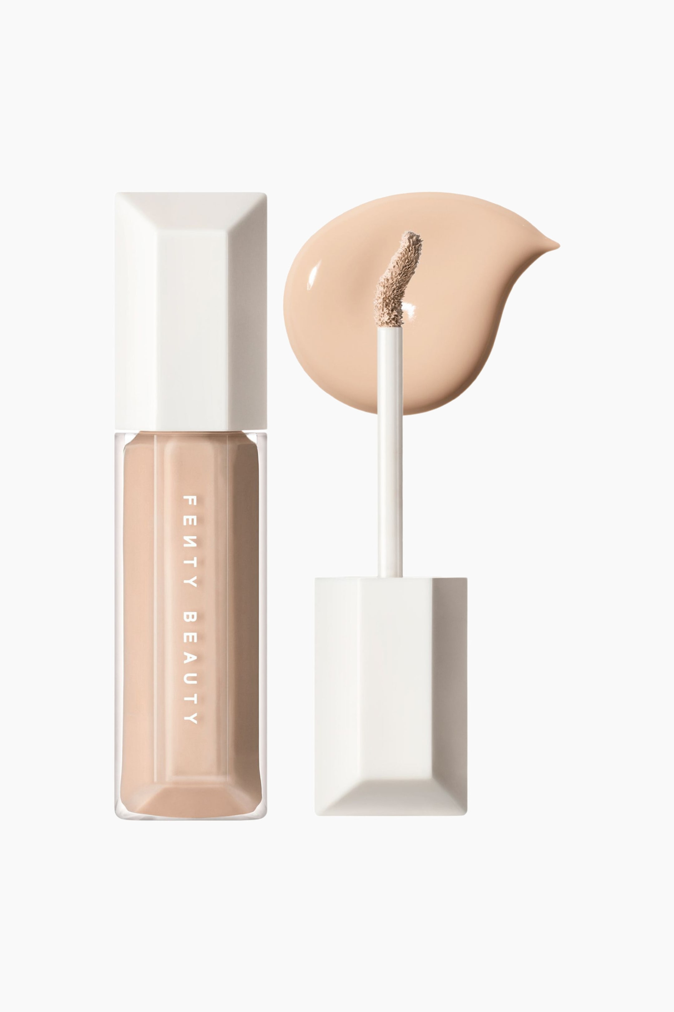Visa större bild: We're Even Hydrating Longwear Concealer står upprätt i en genomskinlig, facetterad flaska bredvid sin avtagbara applikatorstav, som visar upp en böjd spets täckt av den beigea vätskan. Ett slätt, glansigt swatch av samma beige concealer syns bakom applikatorspetsen och lyfter fram formelns krämiga textur.
