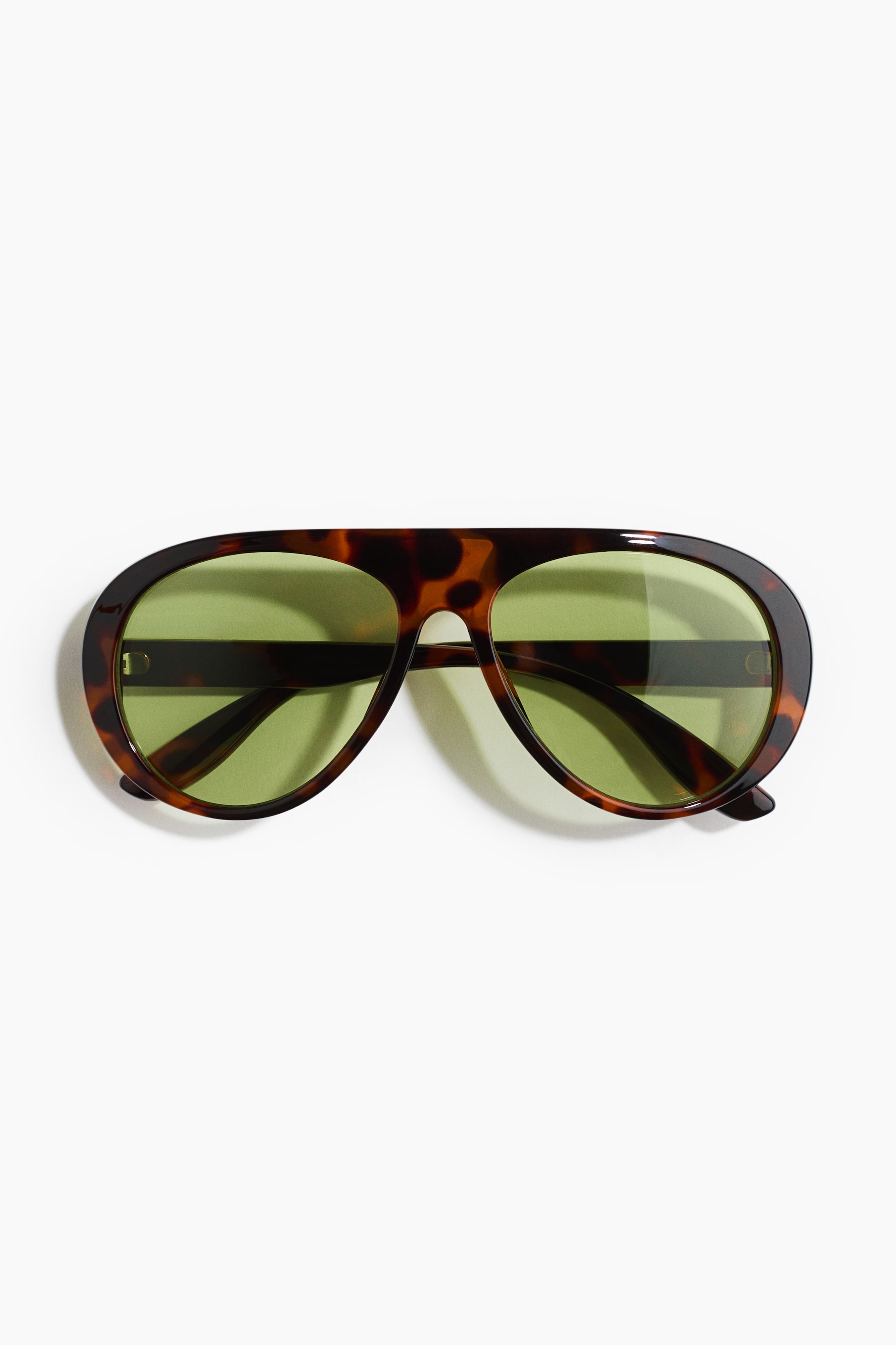 Ver imagen más grande: Las gafas de sol estilo aviador presentan monturas de plástico en carey y lentes verdes tintadas con protección UV. Un distintivo doble puente conecta los dos aros de las lentes.