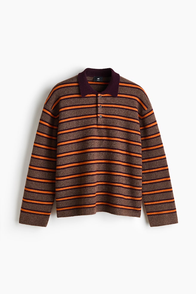 Un polo en maille Ã  manches longues est prÃ©sentÃ© de face, avec des rayures horizontales marron, orange et violet foncÃ©. Le pull met en valeur un col cÃ´telÃ© violet foncÃ©, une patte de boutonnage Ã  trois boutons, des Ã©paules tombantes et des poignets droits. - 1