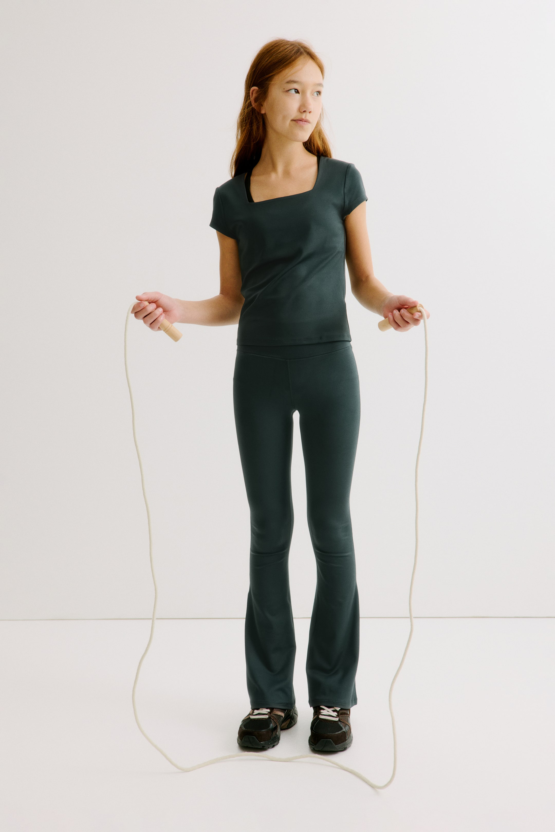 Ver imagen más grande: Top de deporte DryMove™ con escote cuadrado - Verde oscuro empolvado - NIÑOS | H&M ES 2