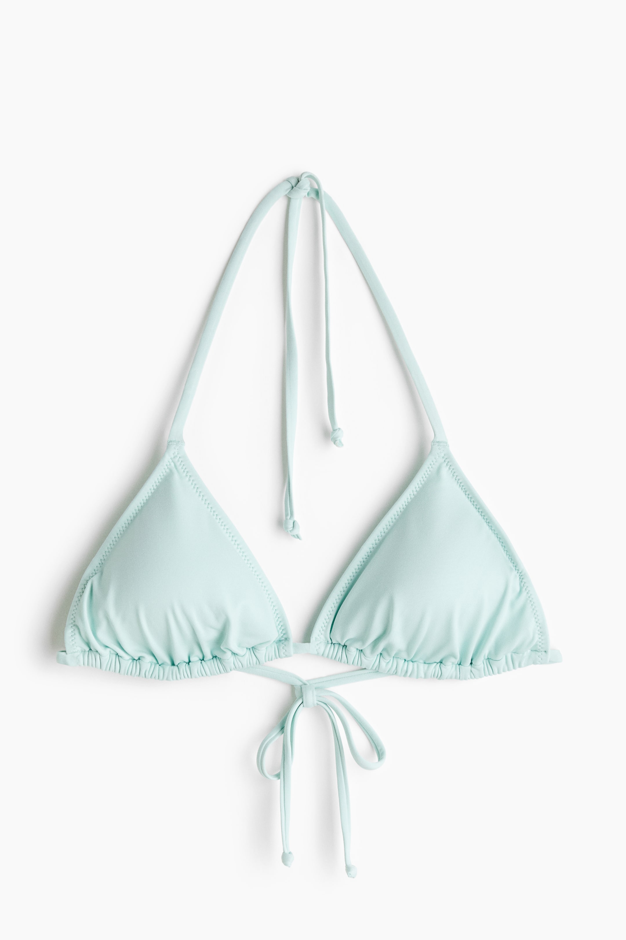 Voir une image plus grande: Un haut de bikini triangle bleu clair présente deux bonnets triangulaires avec un tissu froncé le long des bords inférieurs. Des fines bretelles s'étendent du haut de chaque bonnet pour un nouage autour du cou, et d'autres fines bretelles se nouent en un nœud à l'avant au centre.