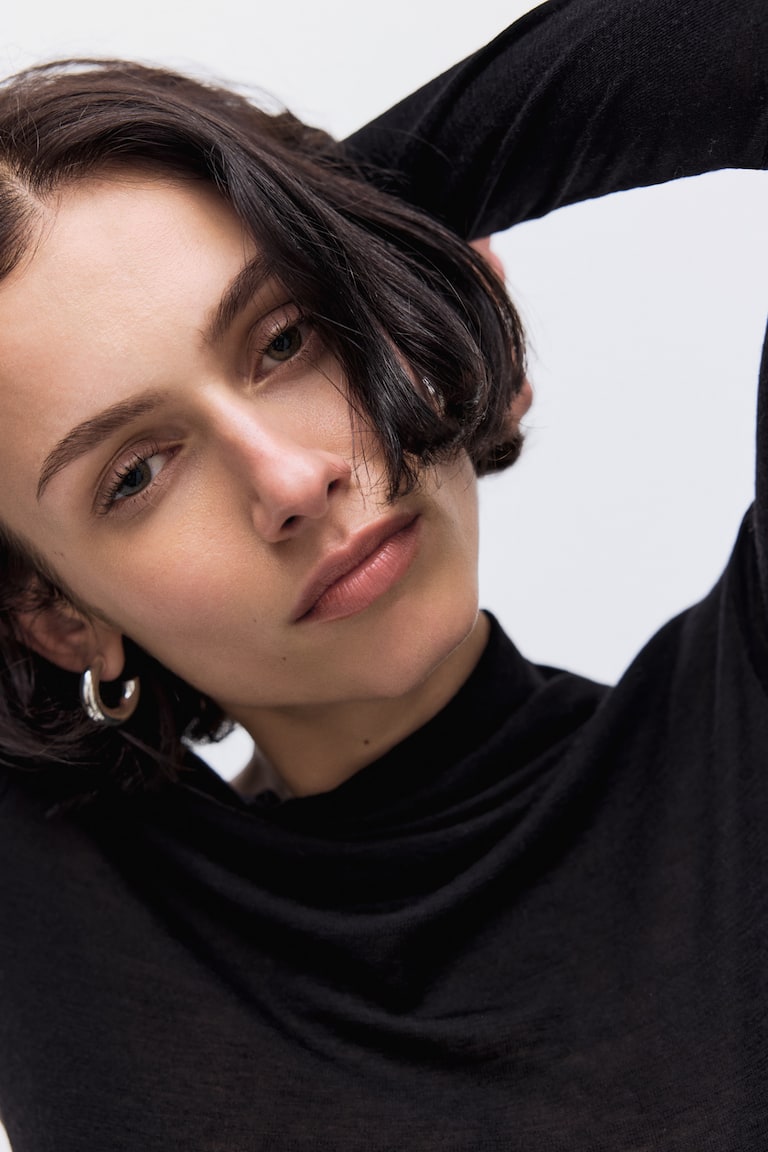 Vunena bluza na jedno rame