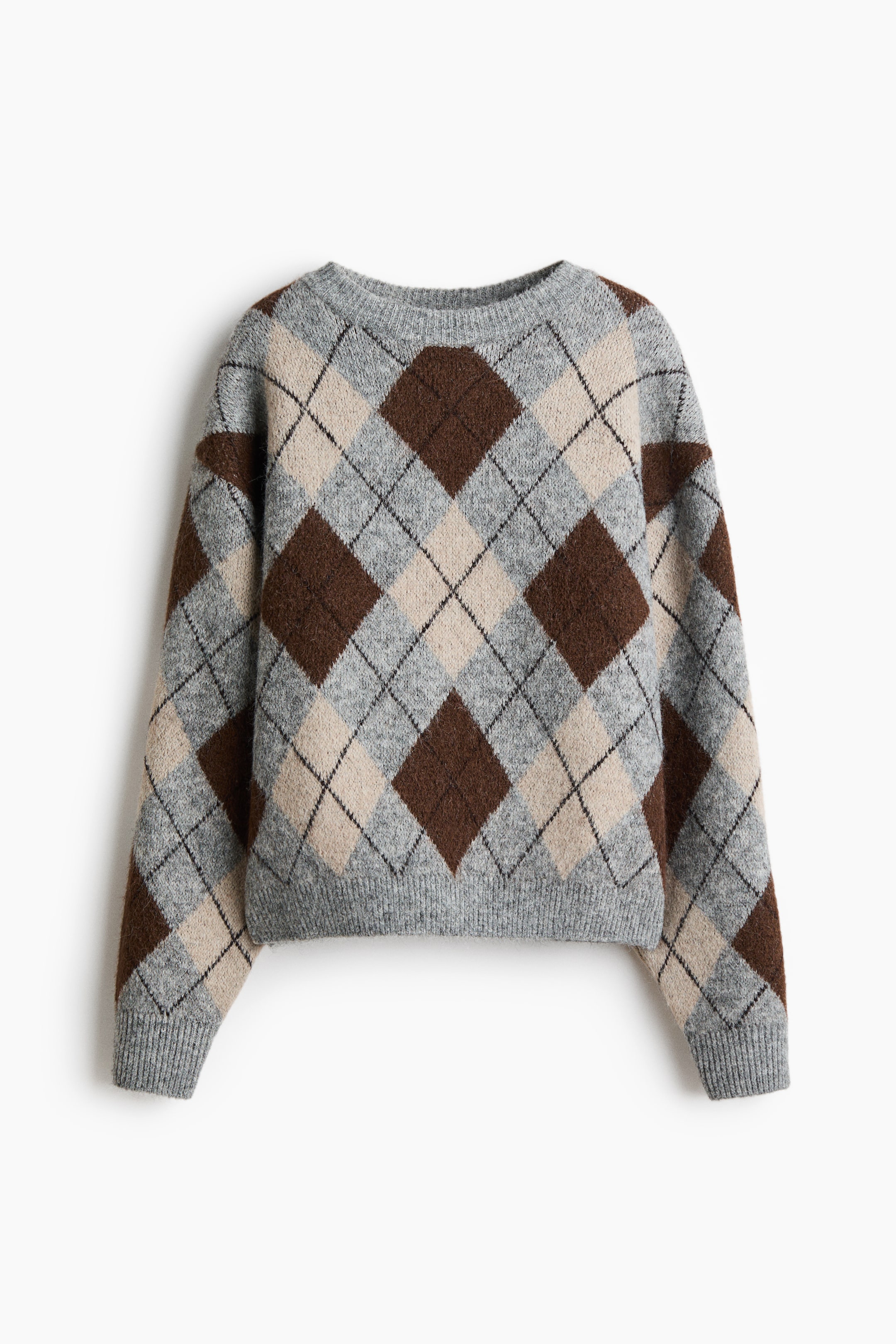 Ver imagen más grande: El jersey presenta una base gris claro con un patrón de rombos en argyle, alternando diamantes en marrón oscuro y beige claro, delineados por finas líneas gris oscuro. Está diseñado con un cuello redondo y puños y dobladillo acanalados.