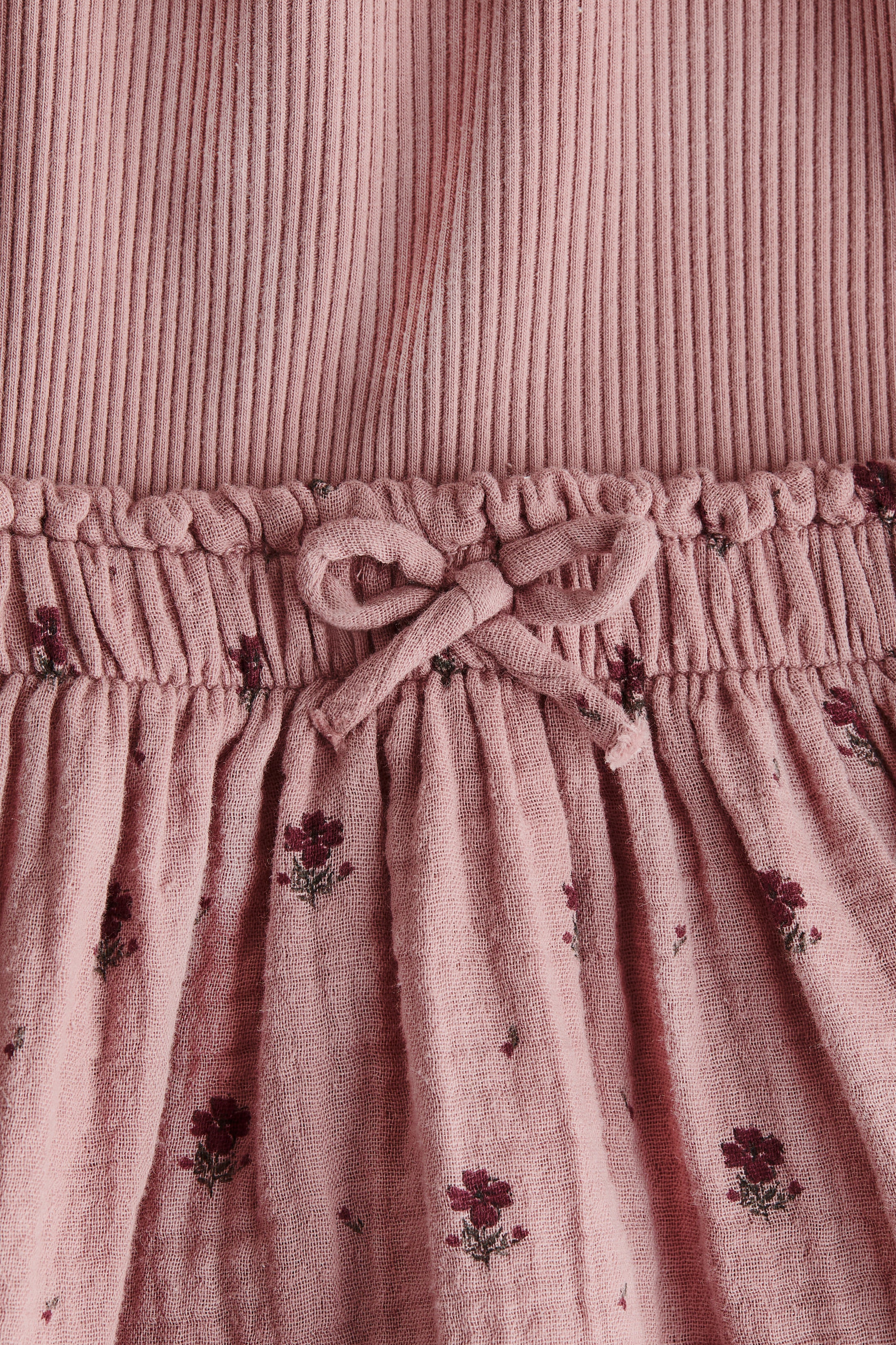 Visa större bild: Ribbad bomullsklänning - Dimrosa/Blommig - BARN | H&M FI 2