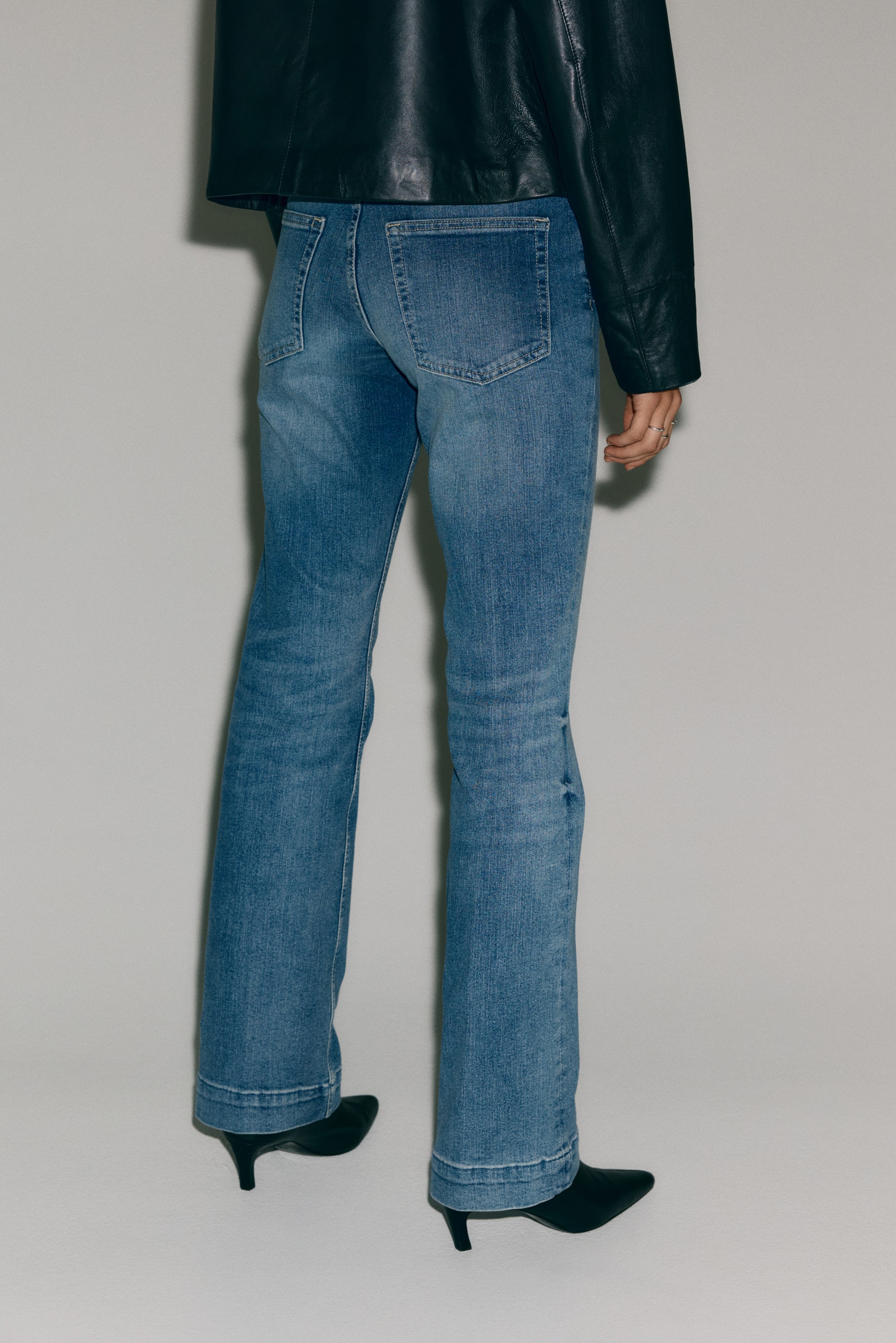 Näytä suurempi kuva: Bootcut Regular Jeans - Himmeä deniminsininen - NAISET | H&M FI 4