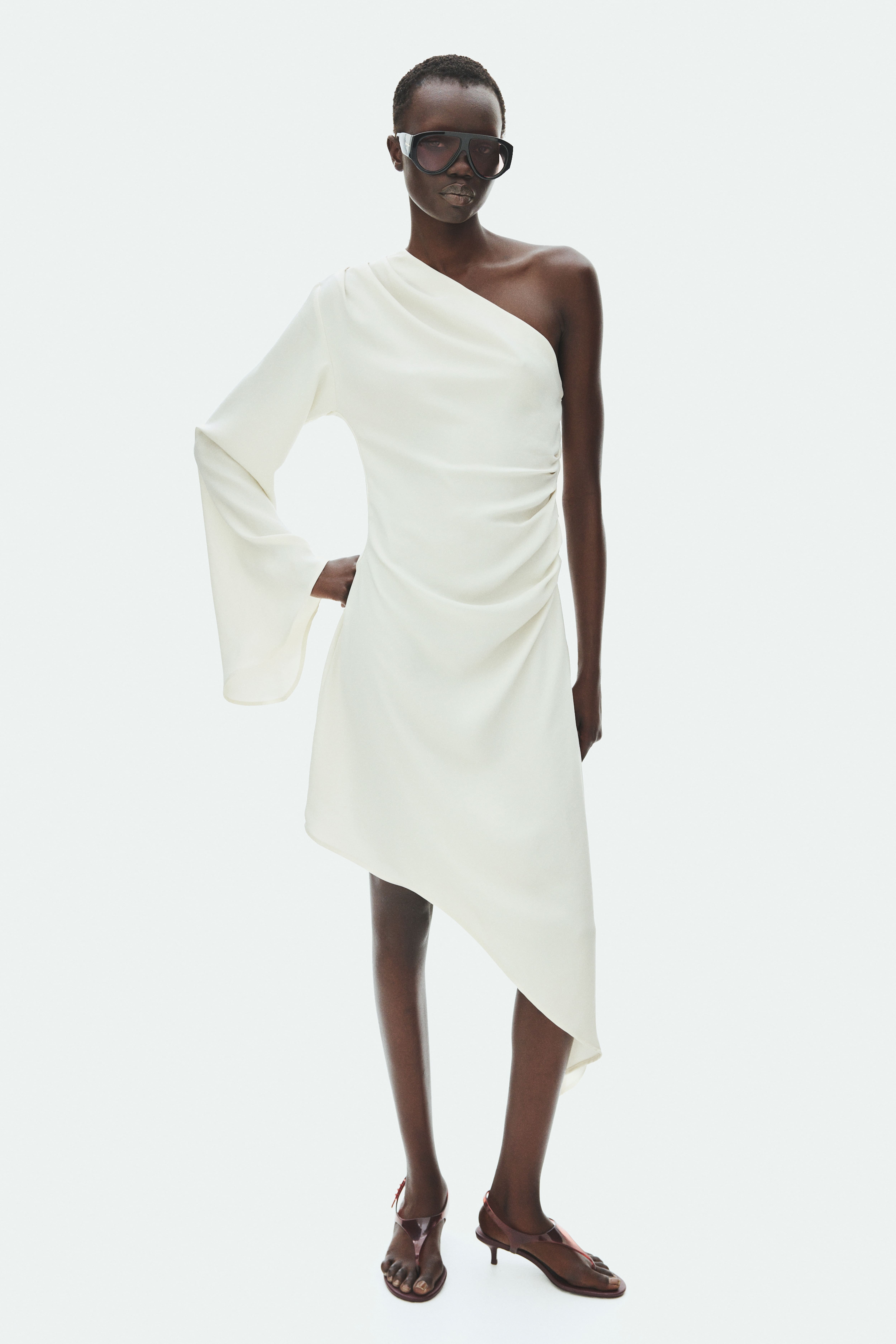 Robe asymétrique à effet drapé