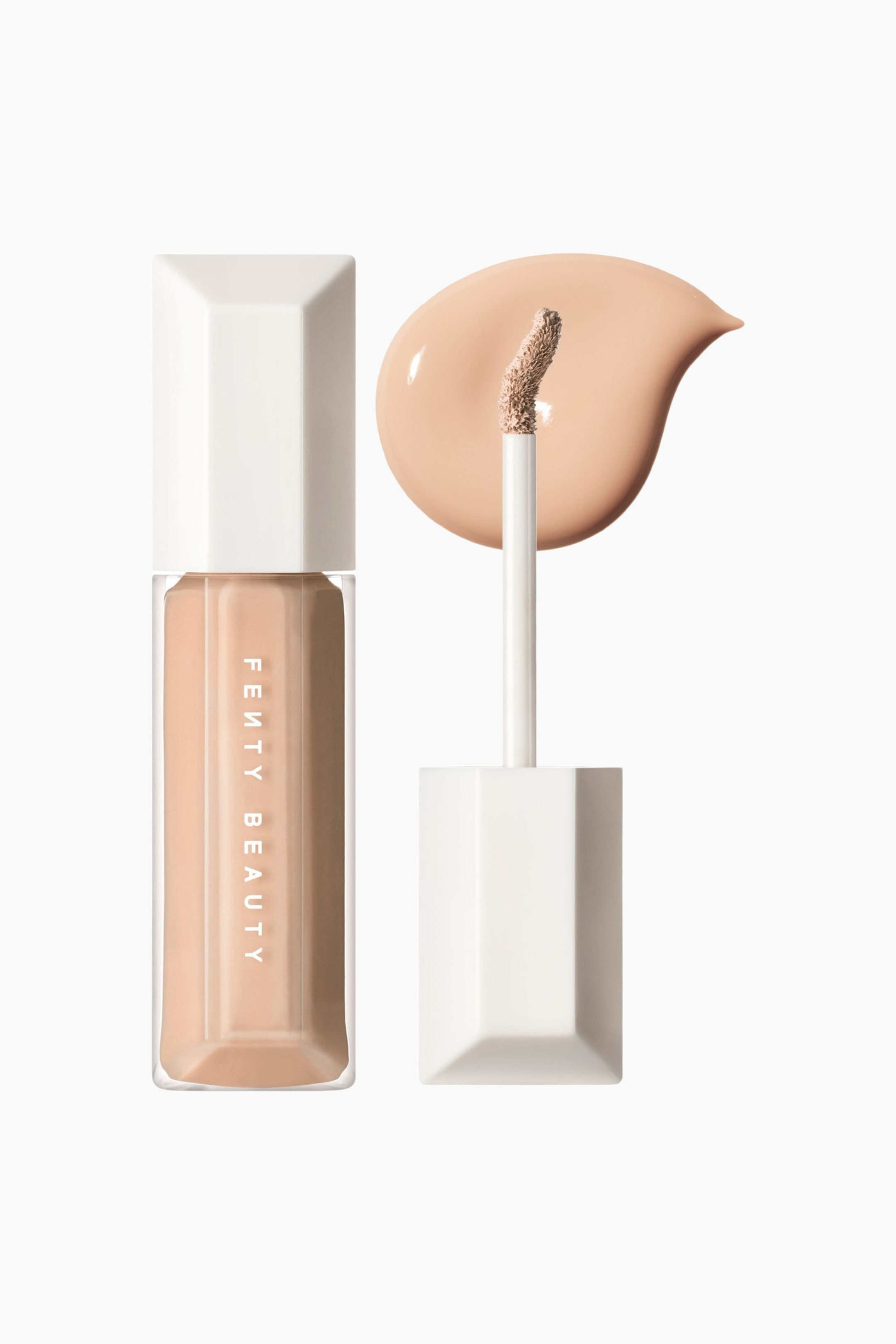 Visa större bild: We're Even Hydrating Longwear Concealer visas i en genomskinlig, facetterad flaska med vitt lock, där den ljus-medium beige formulan syns inuti. Bredvid flaskan står den vita applikatorn, som visar upp sin böjda doe-foot-spets, placerad framför ett jämnt, droppformat svep av den flytande concealern.