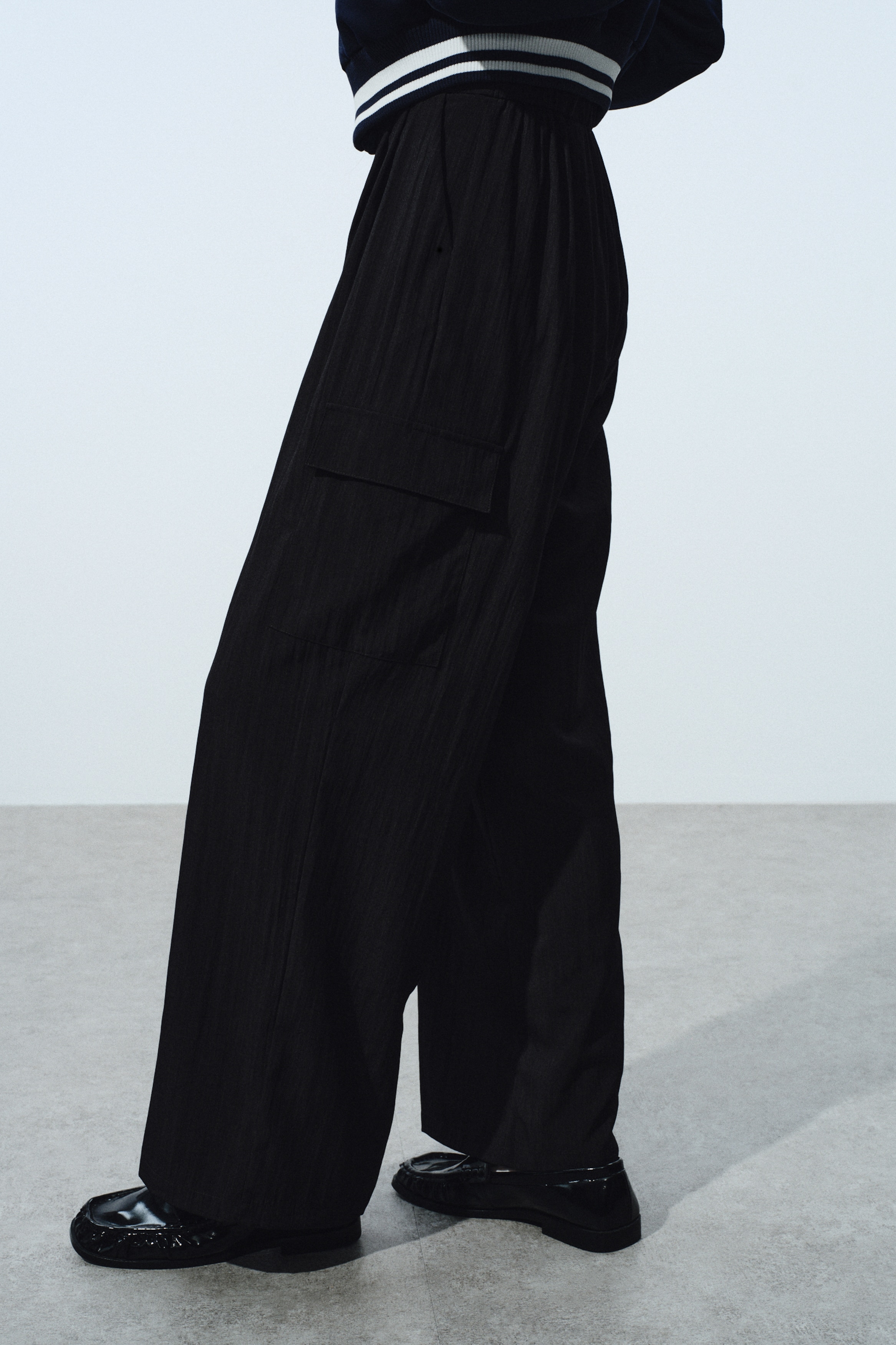 Wide cargo trousers
