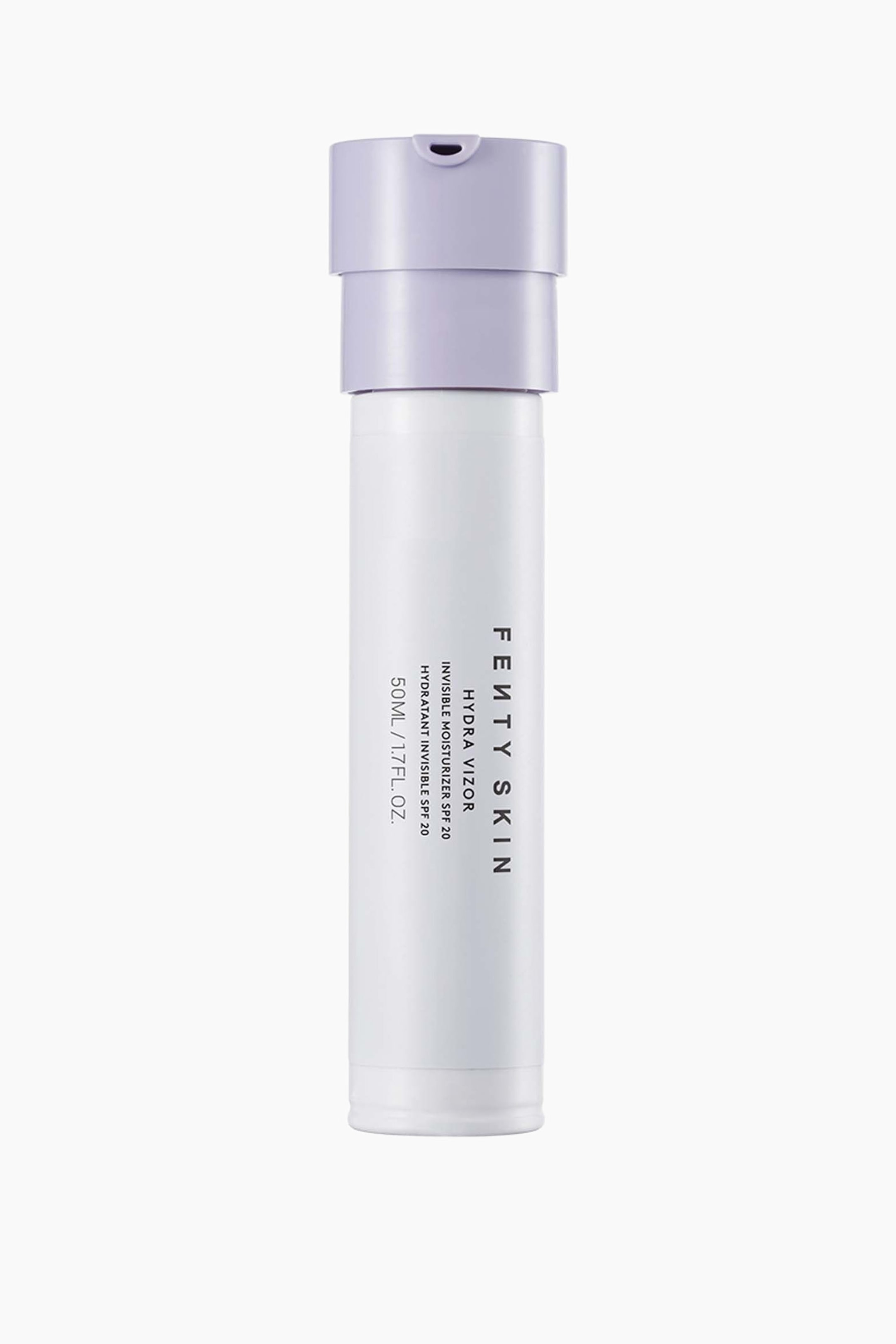 Visa större bild: Fenty Skin Hydra Vizor Invisible Moisturizer står upprätt och visar upp en elegant, vit cylindrisk flaska med en ljuslavendelfärgad pumpdispenser på toppen. På flaskans framsida syns vertikal svart text som lyder "FENTY SKIN HYDRA VIZOR INVISIBLE MOISTURIZER SPF 20."