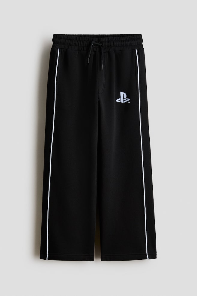 Pantaloni tip jogging flaușați și cu imprimeu - Black/PlayStation - 1