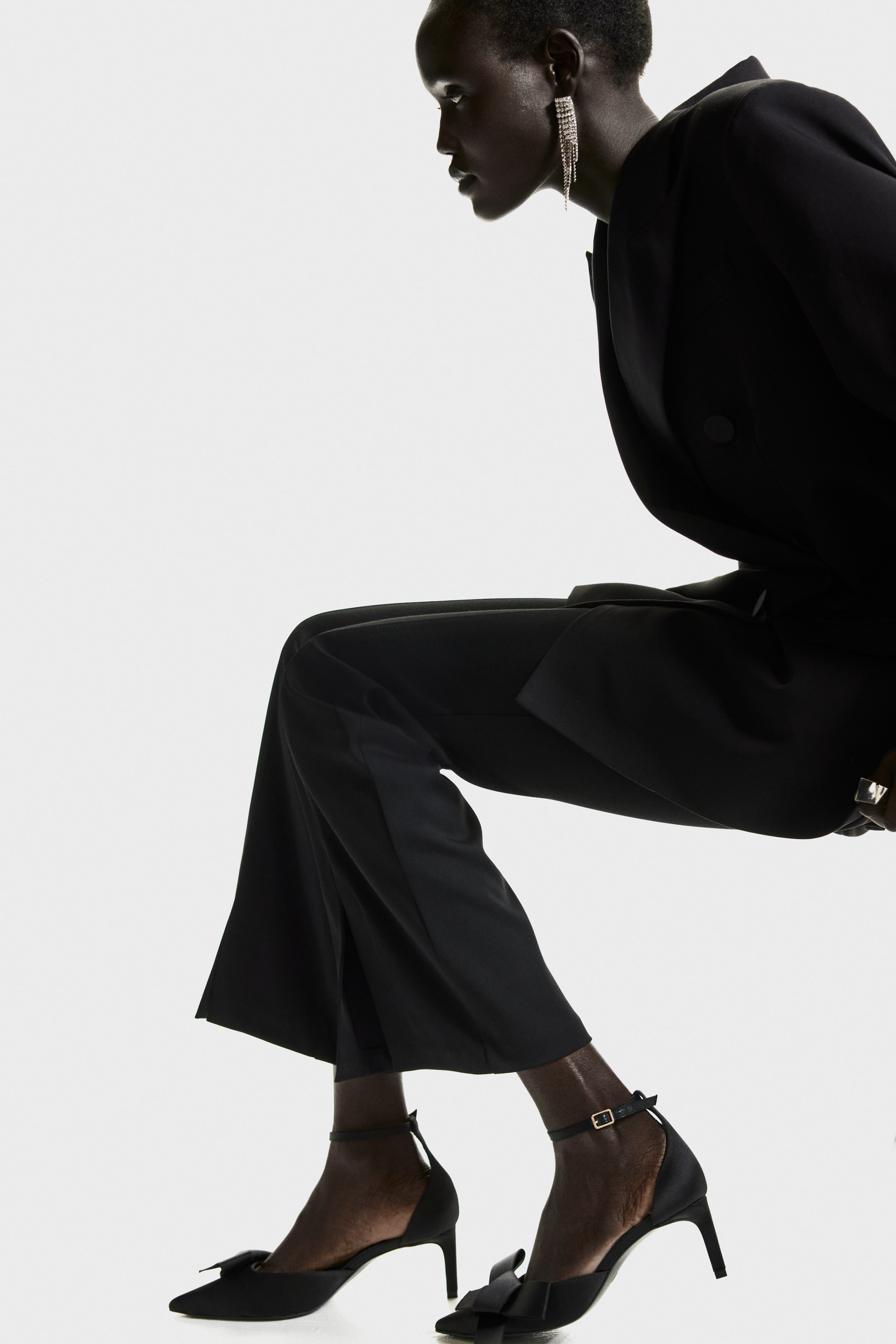 Visualizza immagine più grande: Bow-detail satin court shoes - Nero - DONNA | H&M IT 1