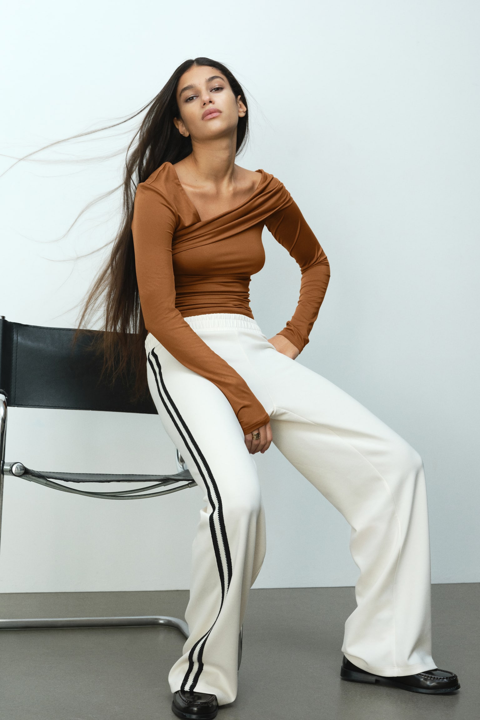 חולצת כתף אחת עם אפקט נשפך - חום/שחור/אדום שזיף - 2