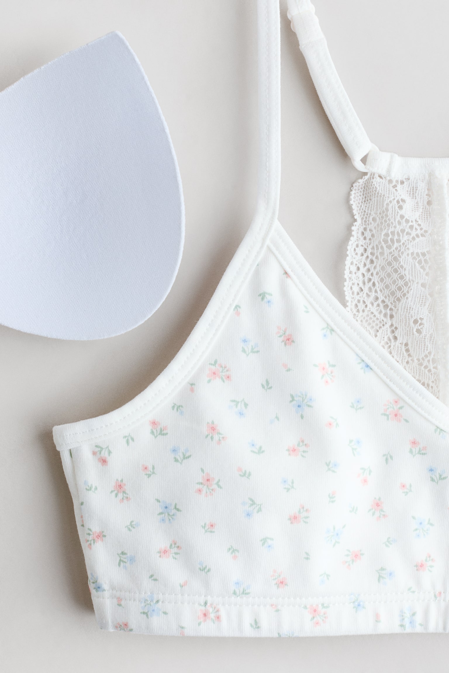 קרופ טופ עם תחרה - לבן/פרחוני/לבן - 2