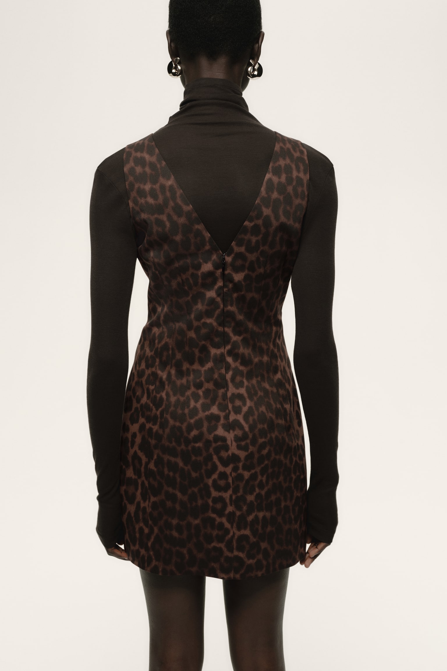 Šaty s véčkovým výstrihom a zúženým pásom - Hnedá/leopardí vzor/Červená/Čierna - 5