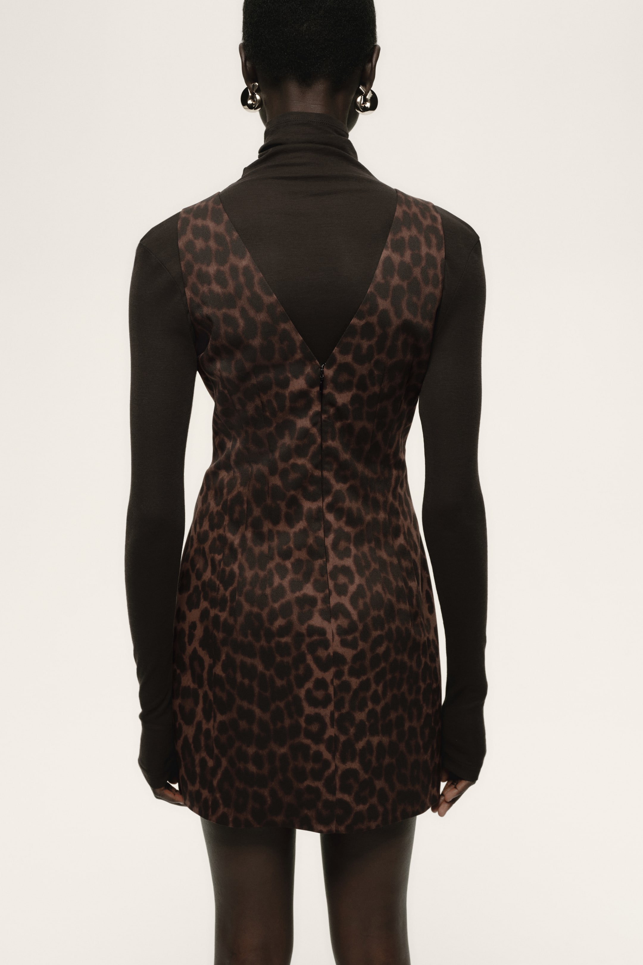 Zobraziť väčší obrázok: Šaty s véčkovým výstrihom a zúženým pásom - Hnedá/leopardí vzor - ŽENY | H&M SK 4