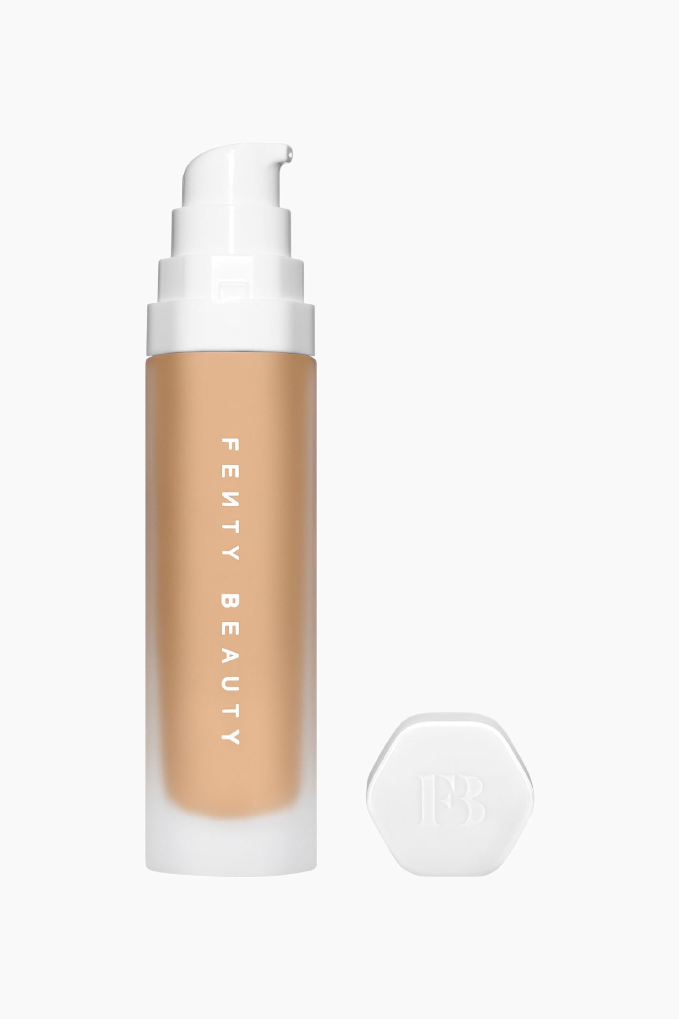 Visa större bild: Soft'lit Naturally Luminous Longwear Foundation står upprätt och visar en mediumbrun flytande foundation genom en frostad glasflaska med vertikal vit text. En vit, skiktad pump sträcker sig från toppen, medan en löstagbar, vit hexagonal kork med präglad logotyp ligger till höger om flaskan.