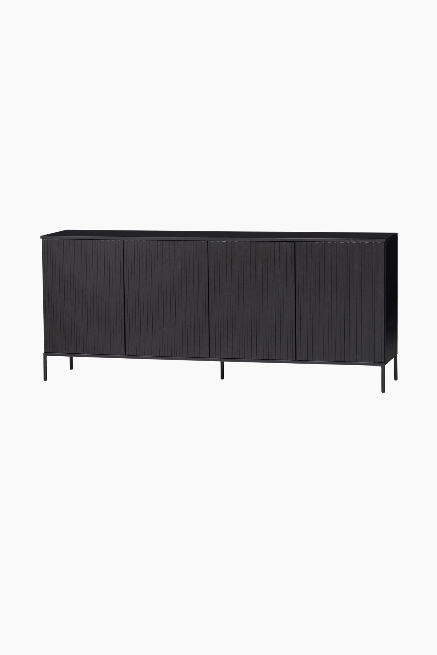 Une grande armoire en bois noire et un buffet bas assorti reposent sur de fines pieds métalliques, mettant en valeur des motifs de rainures verticales sur leurs façades de portes sans poignées. La grande armoire est positionnée en angle trois-quarts afin de mettre en avant à la fois son panneau latéral lisse et sa façade texturée.