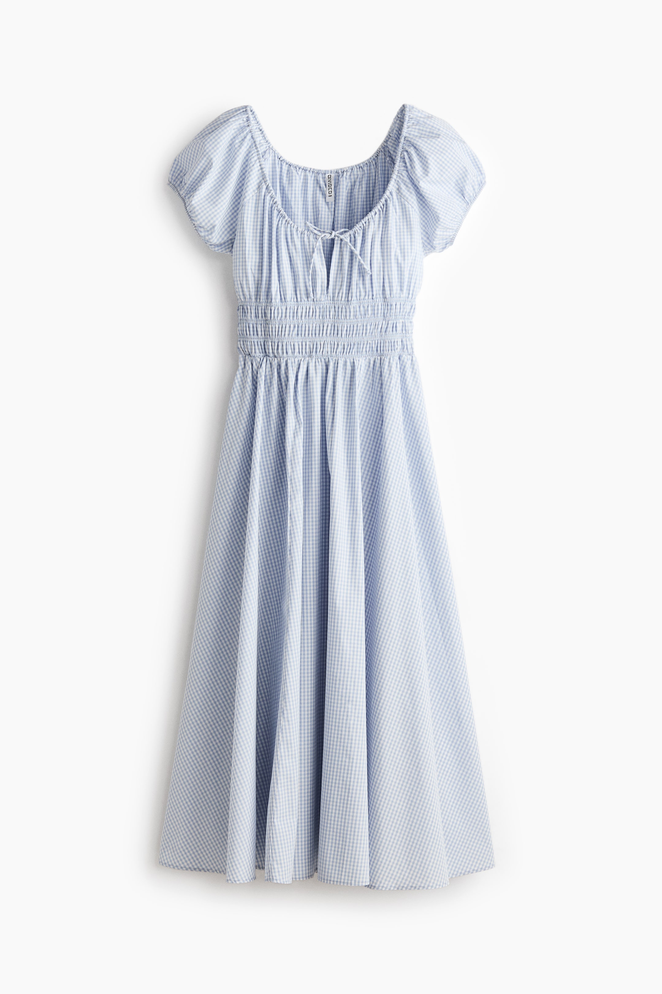 Grotere afbeelding bekijken: Een blauwe en witte gingham midi-jurk toont zijn voorkant, met een ronde, geplooide halslijn met een V-vormige opening en spaghetti-strikjes, korte raglan pofmouwen, smockwerk in de taille en een uitlopende rok.