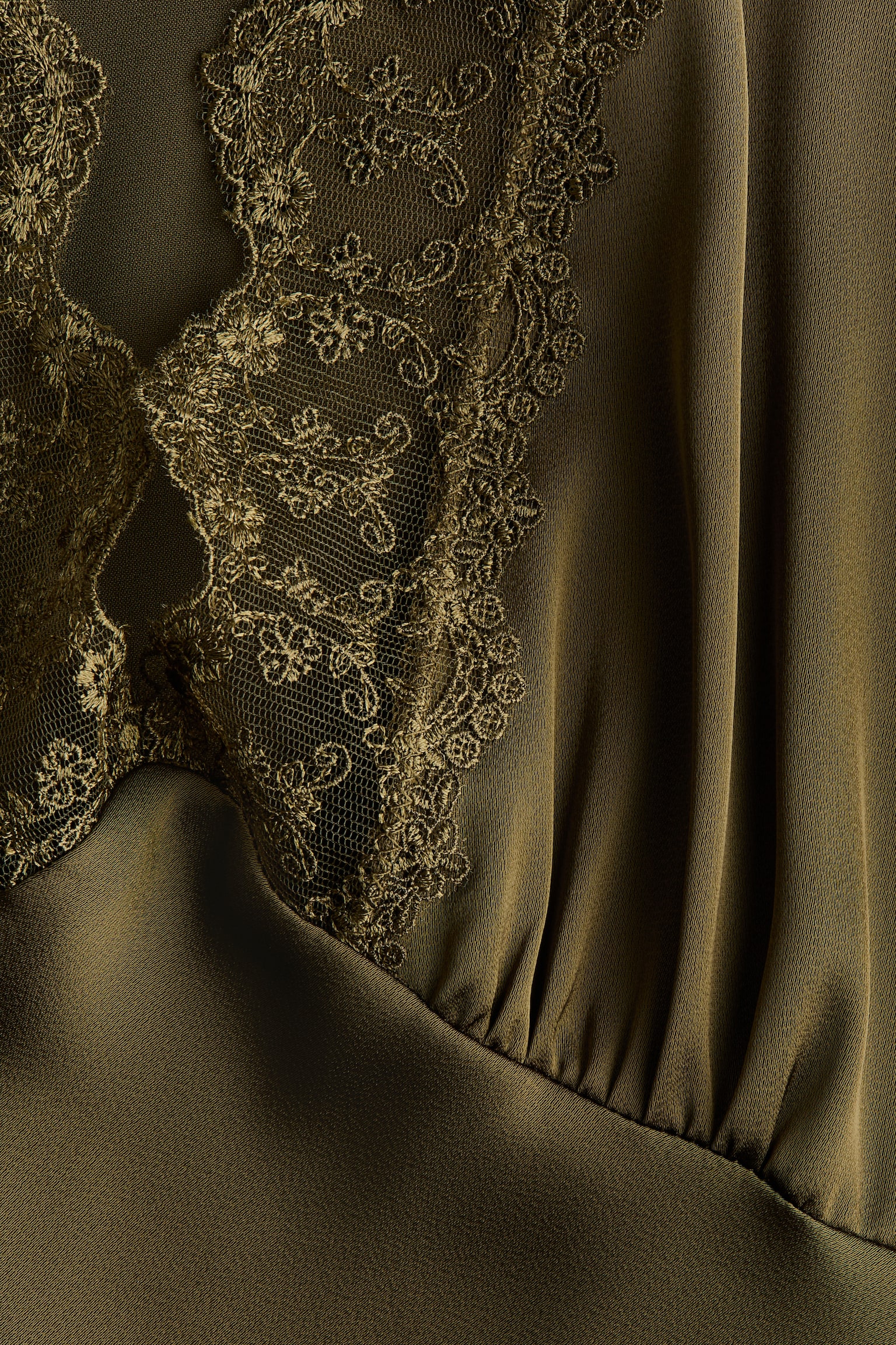 Женское платье H&M Mama Lace-Trimmed Satin, цвет: Тёмный хаки зелёный — фото 2