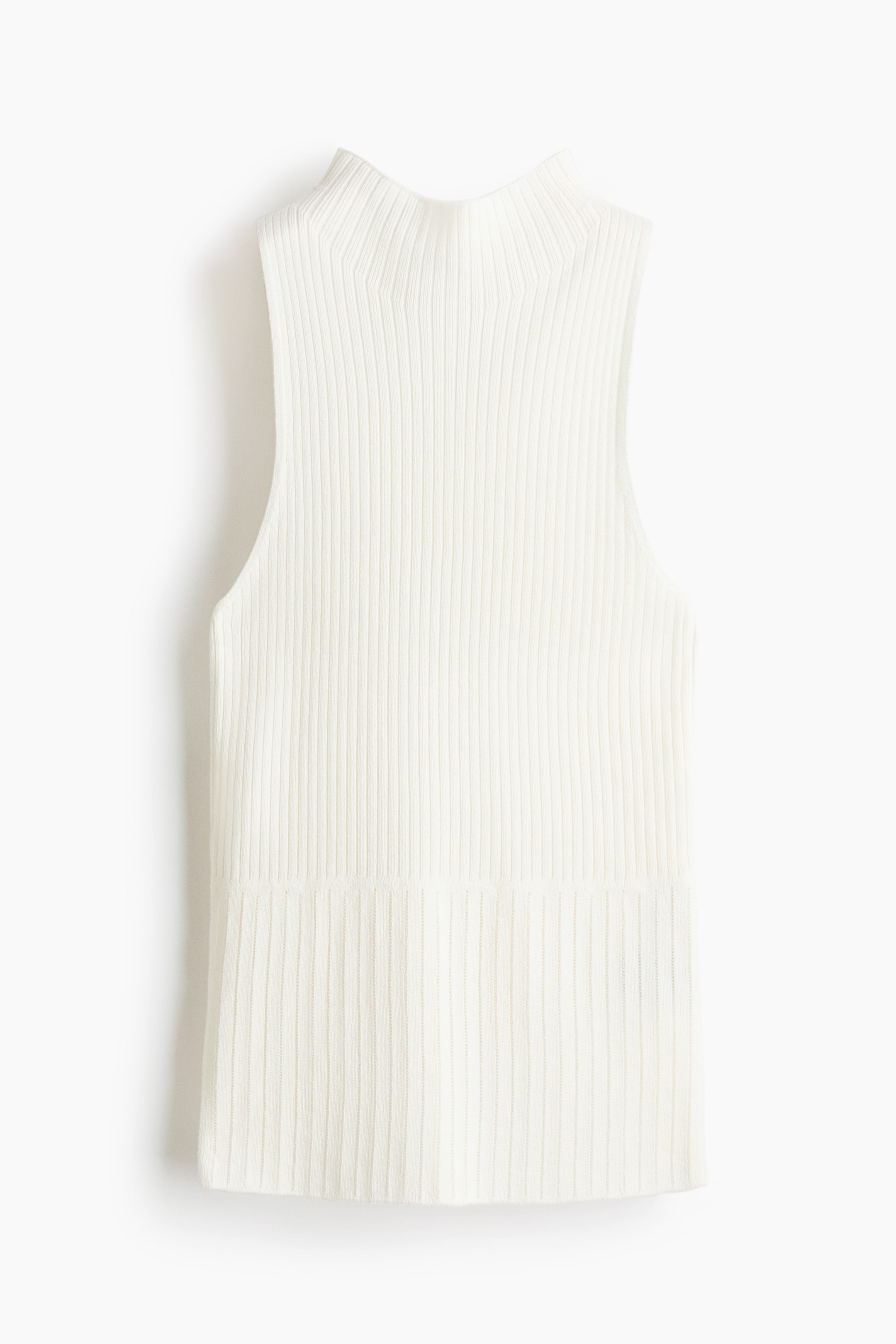Ver imagen más grande: Se muestra un top blanco sin mangas con textura acanalada desde el FRENTE, con un cuello simulado. El top presenta un fino acanalado vertical a lo largo de su cuerpo, que se transforma en una banda acanalada más ancha en el dobladillo recto.