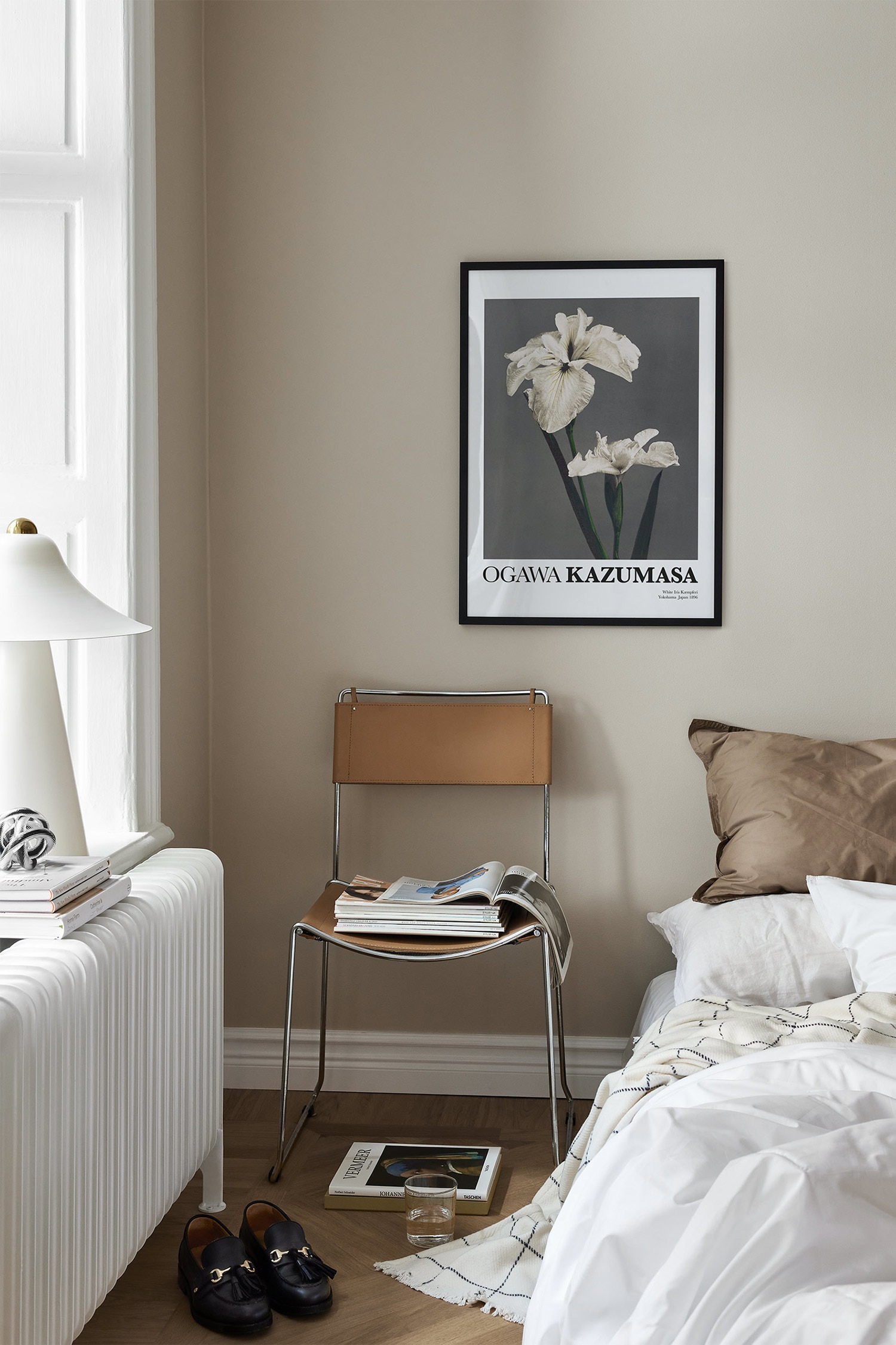 White Iris By Kazumasa Plakat - Hvid/grå