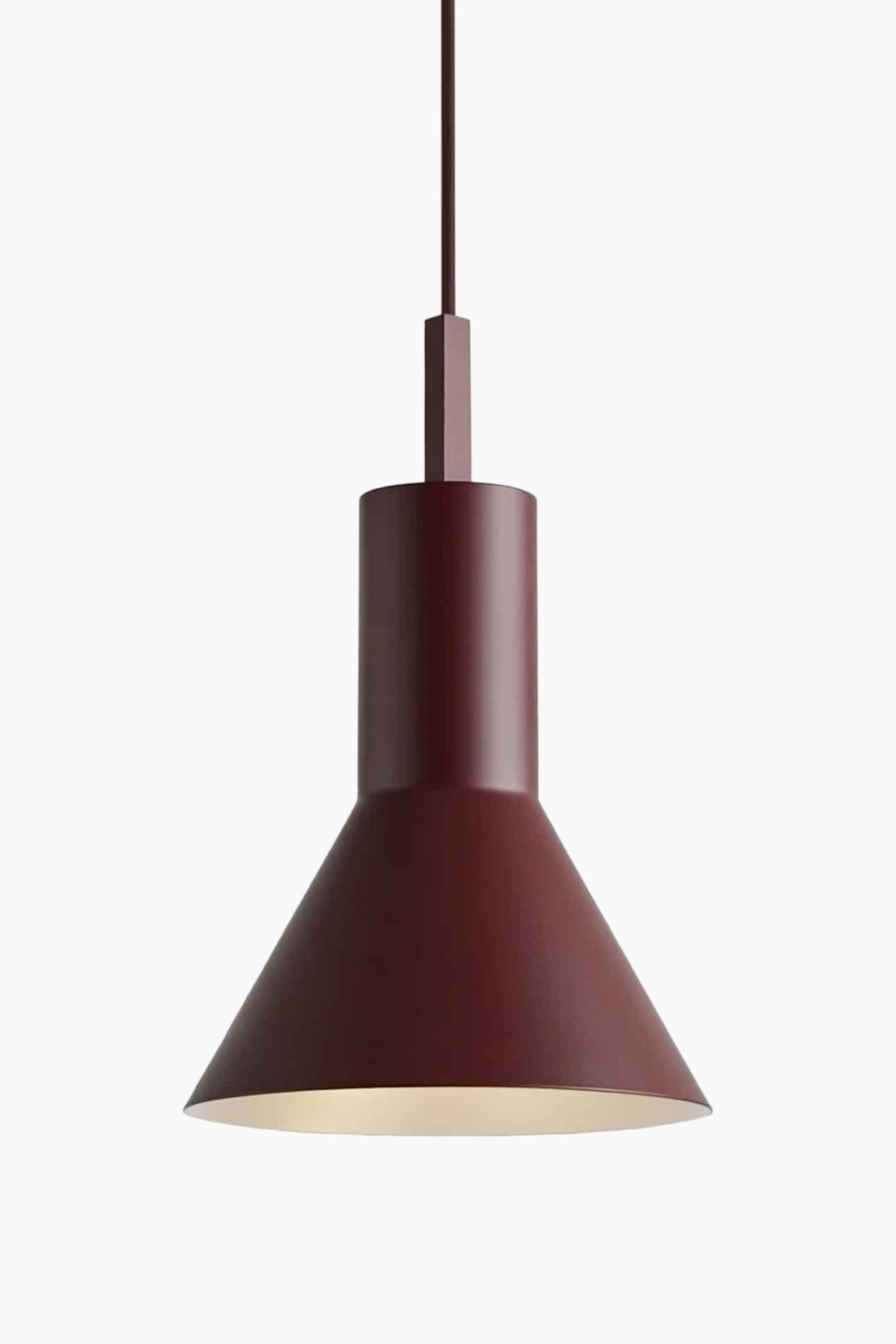 Een bordeauxrode hanglamp hangt verticaal en heeft een matte afwerking en een gestructureerd ontwerp, bestaande uit een hoge cilindrische hals die uitloopt in een conische kap. De armatuur hangt aan een dun, bijpassend snoer en heeft aan de binnenzijde van de kap een contrasterende licht crÃ¨mekleurige afwerking. - 1