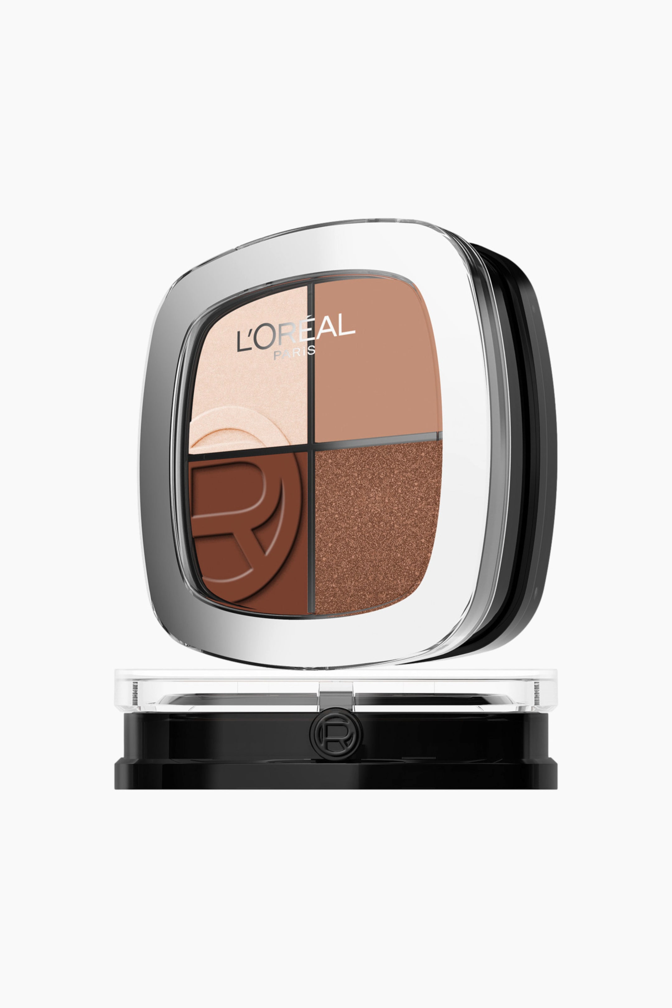 Größeres Bild ansehen: Die Quad Rendez-vous Eyeshadow Palette steht aufrecht und zeigt vier Lidschattenpfännchen in den Nuancen schimmerndes Creme, mattes Hellbraun, mattes Terrakotta mit einem geprägten „R“-Logo und schimmerndes Bronze. Die Palette präsentiert sich in einem quadratisch abgerundeten Kompaktformat mit transparentem, silber umrandetem Deckel und ruht auf einer schwarzen, reflektierenden Basis.