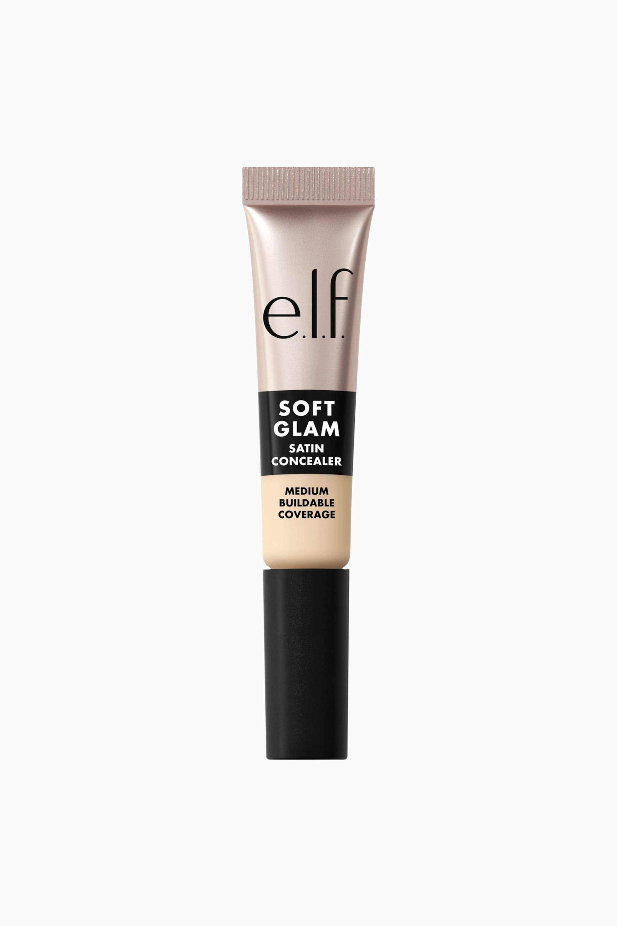 Vis større bilde: En e.l.f. Soft Glam Satin Concealer-tube står oppreist. Tuben har en krimpet rosegulltopp med merkenavnet 'e.l.f.' i svart, som går over i en svart seksjon med teksten 'SOFT GLAM SATIN CONCEALER' i hvitt. Den nedre delen har en lys kremfarge med 'MEDIUM BUILDABLE COVERAGE' i svart, og den er toppet med et matt svart lokk.