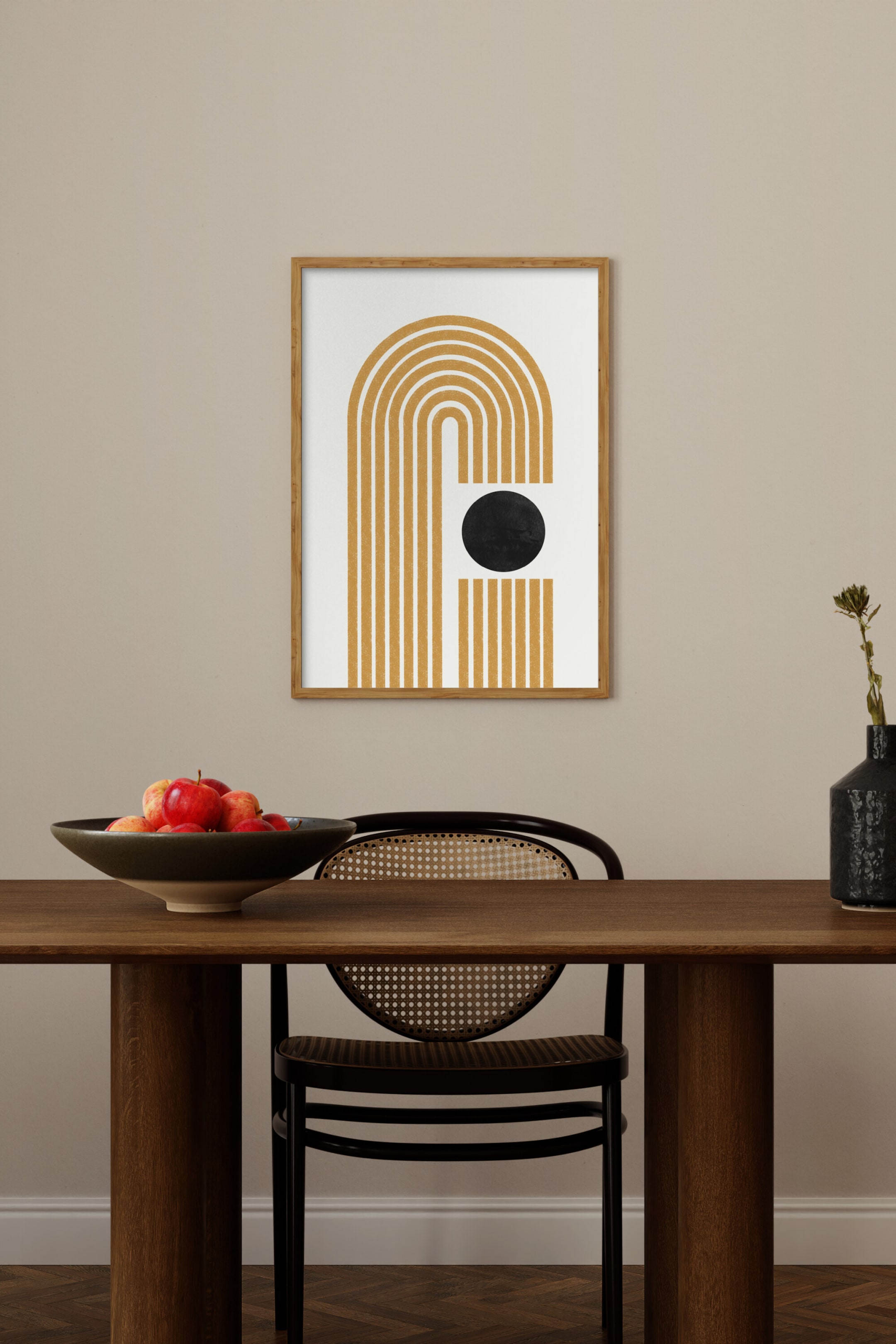 Grotere afbeelding bekijken: Een ingelijst kunstwerk dat abstracte geometrische vormen afbeeldt, direct gericht naar de kijker. Het bevat meerdere gouden gele bogen en verticale lijnen, met een solide zwarte cirkel die rechts binnenin is gepositioneerd, alles gepresenteerd op een witte achtergrond in een licht houten lijst.