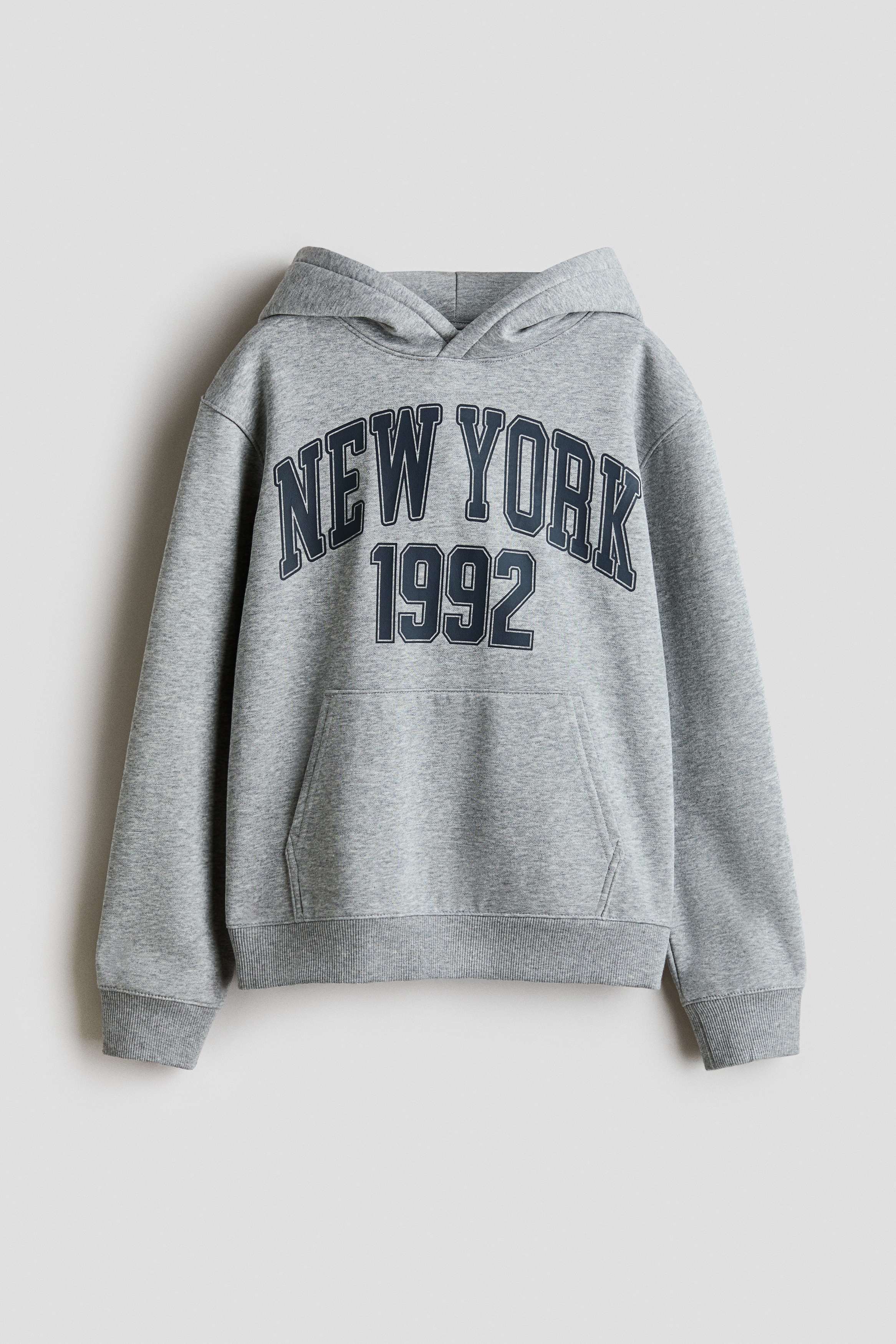 Hoodie mit Printmotiv und angerauter InnenseiteModell
