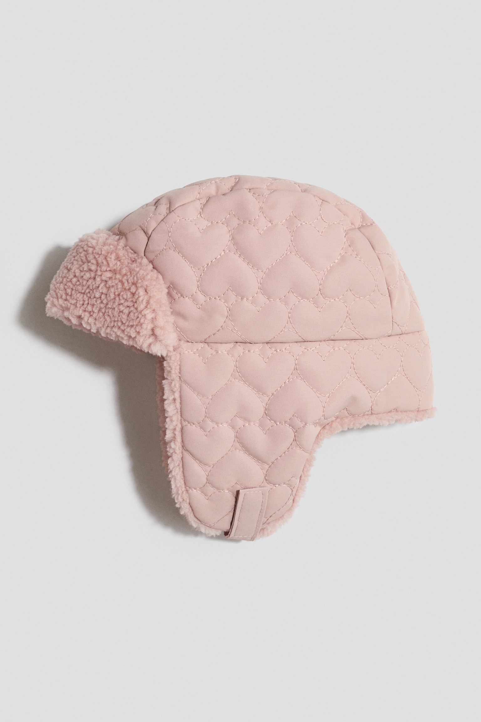 ÎÎ½Î± Î±Î½Î¿Î¹ÏÏÏ ÏÎ¿Î¶ trapper hat Î¼Îµ ÎµÏÎ­Î½Î´ÏÏÎ· Î±ÏÏ fleece ÏÎ±ÏÎ¿ÏÏÎ¹Î¬Î¶ÎµÏÎ±Î¹ ÏÎµ ÏÎ»Î¬Î³Î¹Î± ÏÏÎ¿Î²Î¿Î»Î®, Î¼Îµ Î¼Î¿ÏÎ¯Î²Î¿ ÎºÎ±ÏÎ¹ÏÎ¿Î½Î­ ÏÎµ ÏÏÎ®Î¼Î± ÎºÎ±ÏÎ´Î¹Î¬Ï ÏÎµ ÏÎ»Î· ÏÎ·Î½ Î±Î´Î¹Î¬Î²ÏÎ¿ÏÎ· ÎµÎ¾ÏÏÎµÏÎ¹ÎºÎ® ÏÎ¿Ï ÎµÏÎ¹ÏÎ¬Î½ÎµÎ¹Î±. Î¤Î¿ ÏÏÎ­Î´Î¹Î¿ Î±Î½Î±Î´ÎµÎ¹ÎºÎ½ÏÎµÎ¹ Î¼Î¹Î± Î±ÏÎ±Î»Î®, ÏÎ½Î¿ÏÎ´ÏÏÎ® ÎµÏÎ­Î½Î´ÏÏÎ· fleece ÏÏÎ¿ Î±Î½Î±ÏÎ·ÎºÏÎ¼Î­Î½Î¿ Î³ÎµÎ¯ÏÎ¿ ÎºÎ±Î¹ ÏÏÎ± ÏÏÎ¿ÏÏÎ±ÏÎµÏÏÎ¹ÎºÎ¬ Î±ÏÏÎ¬ÎºÎ¹Î±, ÏÎ± Î¿ÏÎ¿Î¯Î± Î´Î¹Î±Î¸Î­ÏÎ¿ÏÎ½ ÎºÎ»ÎµÎ¯ÏÎ¹Î¼Î¿ Î¼Îµ Î³Î»ÏÏÏÎ¯Î´Î± hook-and-loop ÏÏÎ¿ ÎºÎ¬ÏÏ Î¼Î­ÏÎ¿Ï.