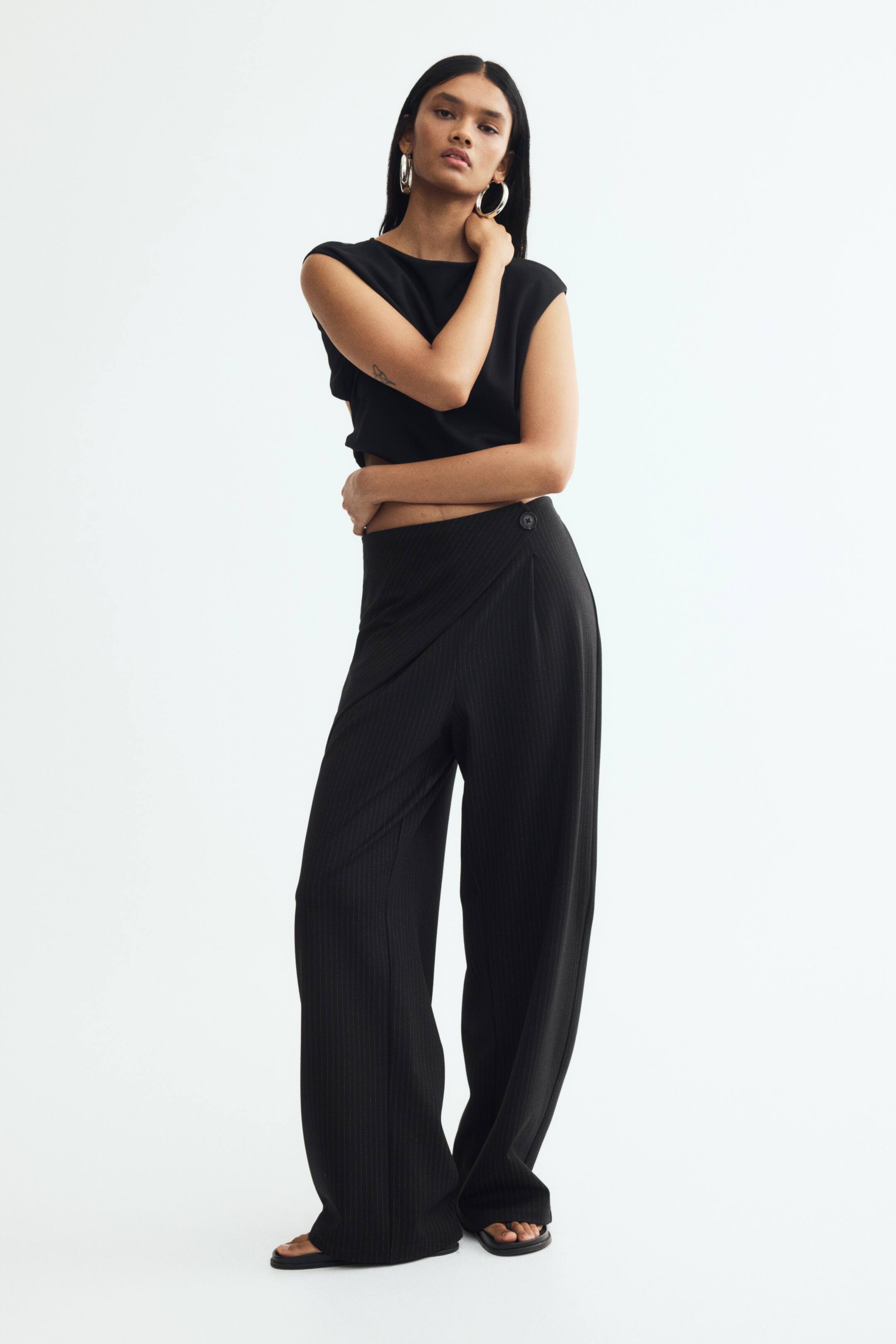 Переглянути збільшене зображення: Loose-fit wrap-detail trousers - Чорний - Ladies | H&M UA 1