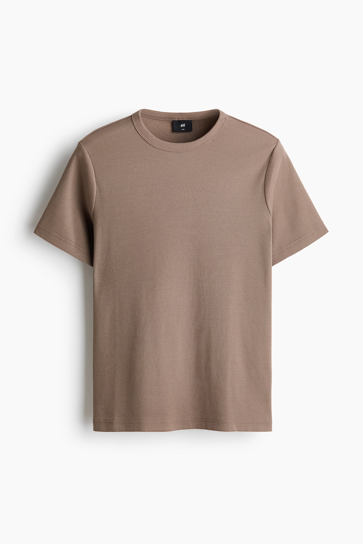 Un t-shirt côtelé de couleur marron neutre est posé à plat, affichant un col rond, des manches courtes et un ourlet à coupe droite. Son tissu côtelé visiblement structuré crée une apparence fine et ajustée. - 1