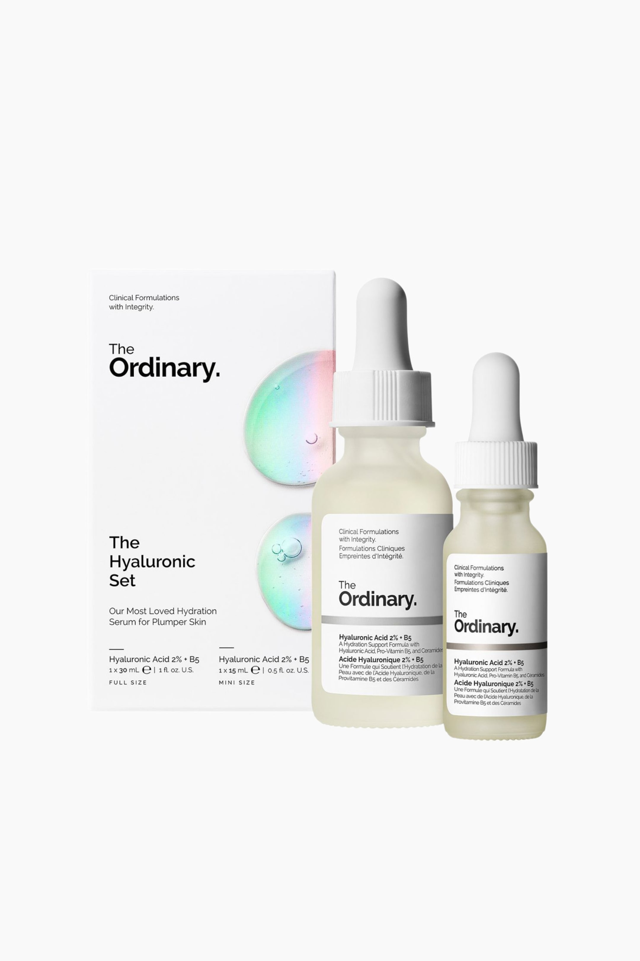Visa större bild: The Ordinary Hyaluronic Set består av en vit rektangulär ask som visas tillsammans med två frostat glas-droppflaskor i olika storlekar med ett genomskinligt serum. Flaskorna står upprätt med vita korkar och minimalistiska etiketter, och visar de 30 mL- och 15 mL-storlekar som ingår i hudvårdsetet.