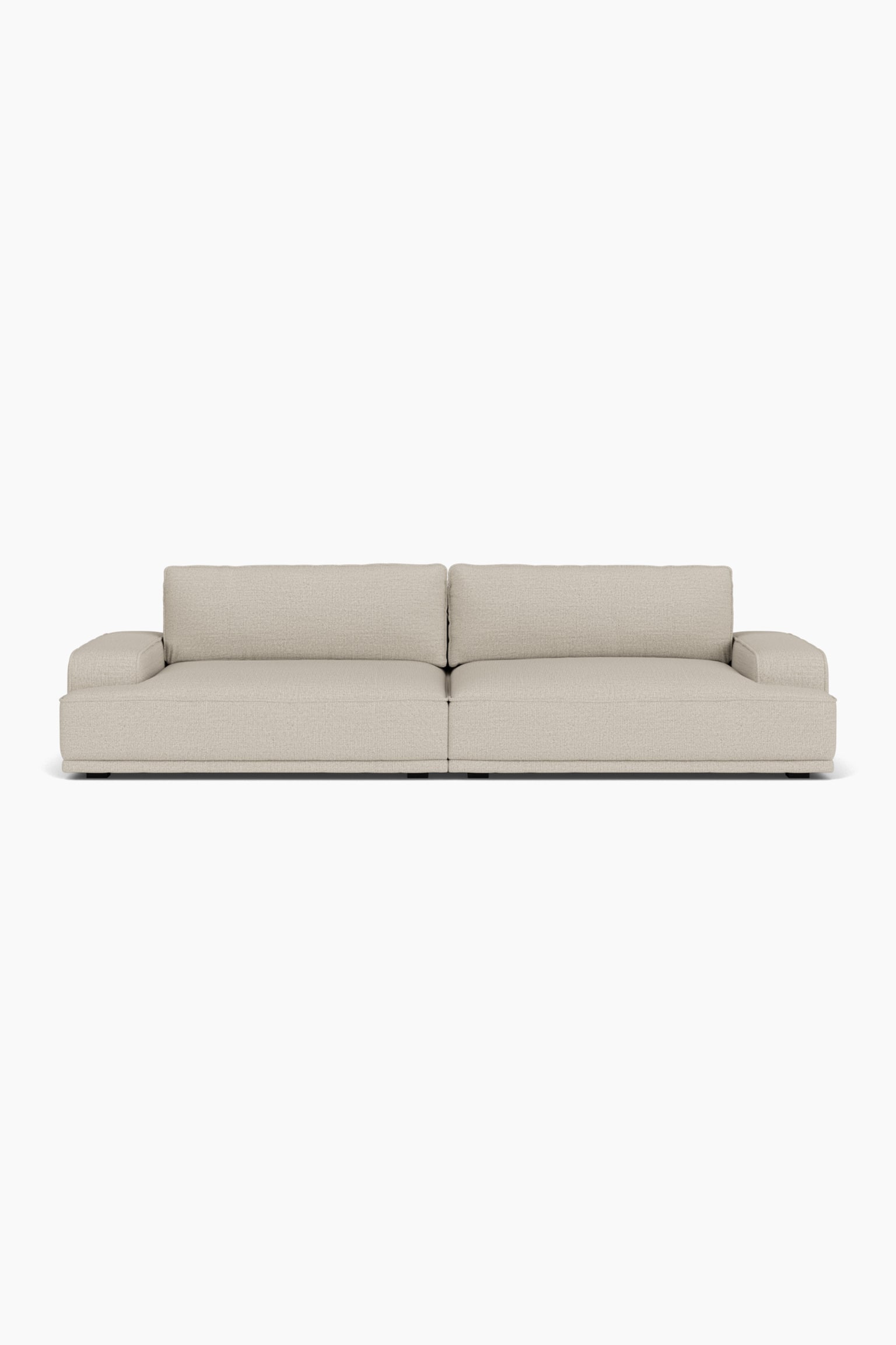 Ein hellbeiges, flach gebautes Modulsofa ist nach vorne ausgerichtet und verfÃ¼gt Ã¼ber einen strukturierten Stoffbezug mit zwei groÃen Sitzkissen und passenden RÃ¼ckenkissen. Breite, kantige Armlehnen rahmen die Seiten des niedrig gehaltenen, bodennahen Designs ein. - 1