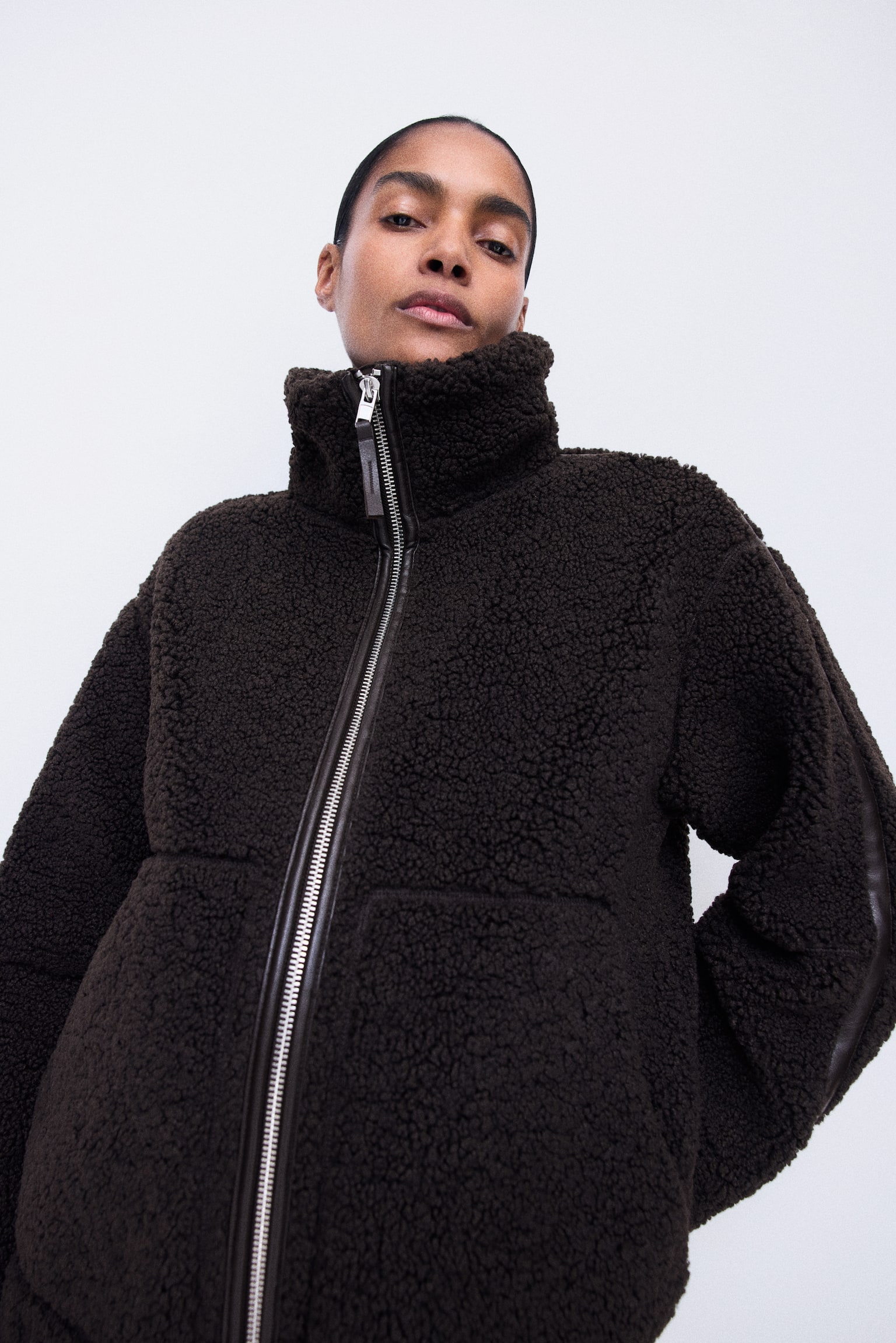 Женская куртка H&M Mama Teddy Fleece, цвет: Тёмный коричневый — фото 3
