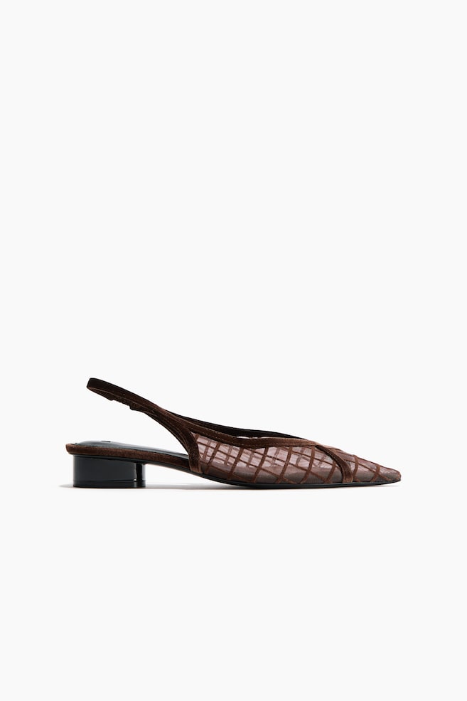 Se muestra un zapato slingback de color marrón oscuro en vista lateral, con una parte superior de malla semitransparente con patrón de celosÃa y ribete de terciopelo. El zapato presenta una puntera puntiaguda, una correa slingback y un tacón bajo de bloque negro con acabado brillante. - 1