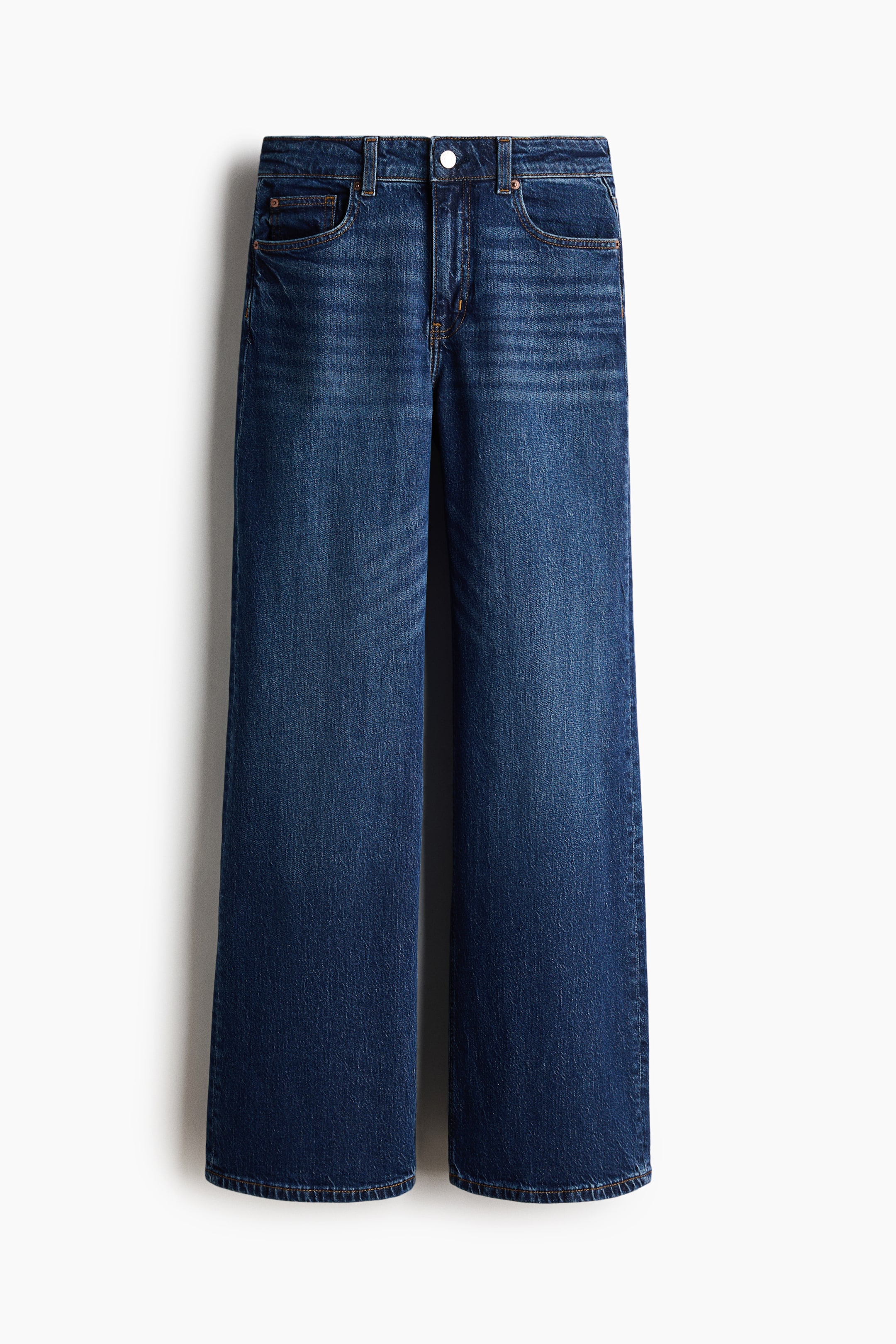 Visualizza immagine più grande: Jeans wide-leg blu scuro mostrati in una vista frontale, caratterizzati da vita alta, tasche frontali arrotondate e una piccola tasca portamonete. Presentano chiusura con bottone e zip, passanti per cintura e una leggera sfumatura sulle cosce.