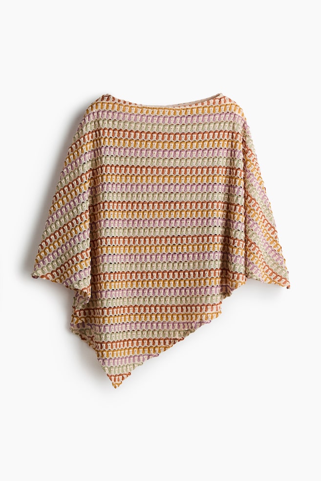 Se presenta un poncho de punto multicolor FRONT, que muestra un amplio escote barco y un bajo asimétrico. Un patrón calado de ganchillo forma franjas horizontales en beige, naranja, marrón, morado y verde. - 1