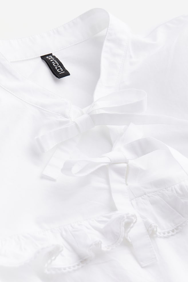Bluse med flæser og bindedetalje - Hvid - 3