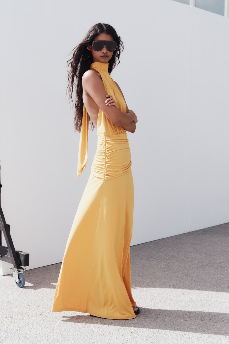Drapirana haljina s halter izrezom