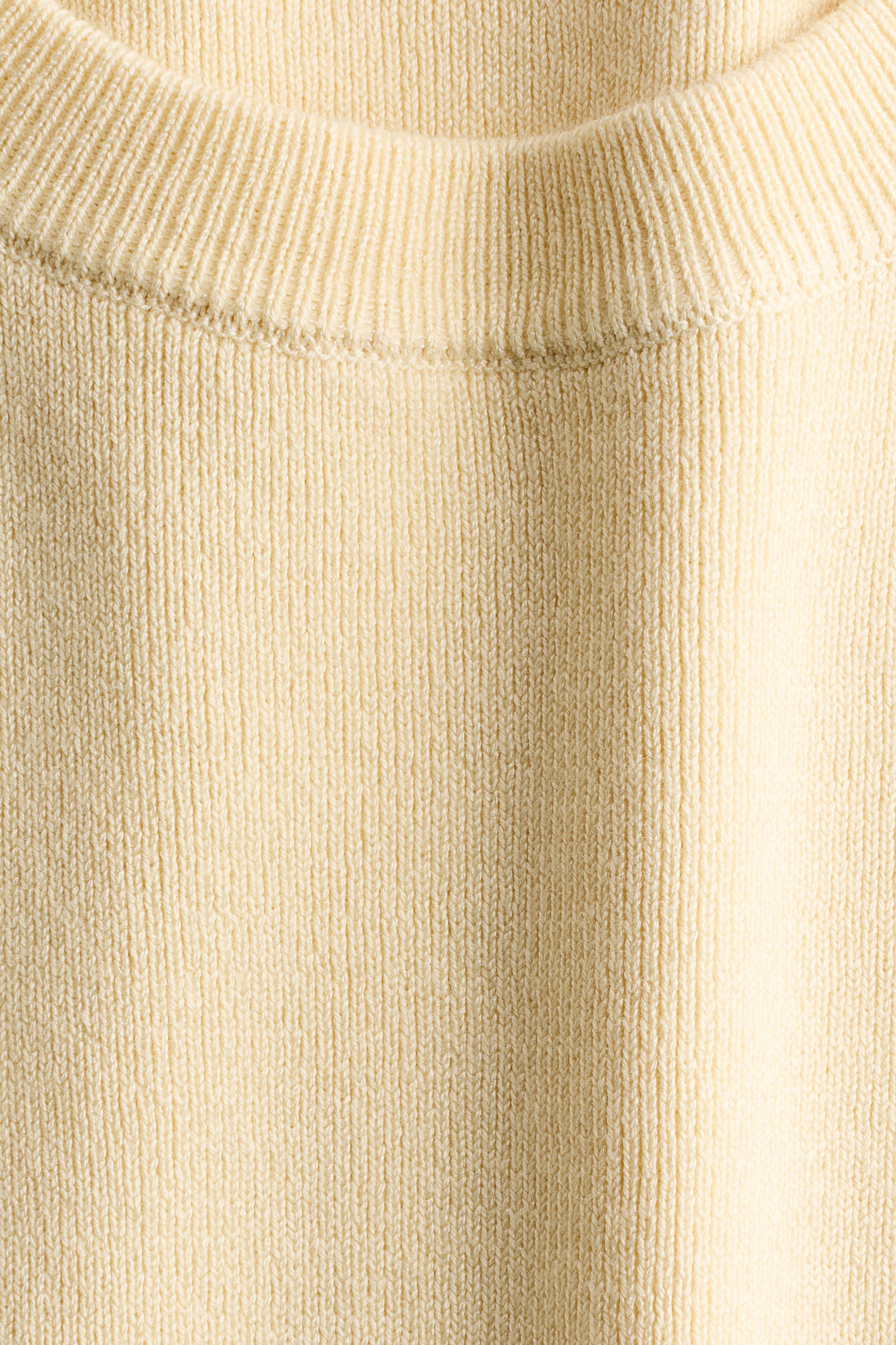 Fine-knit sweater vest