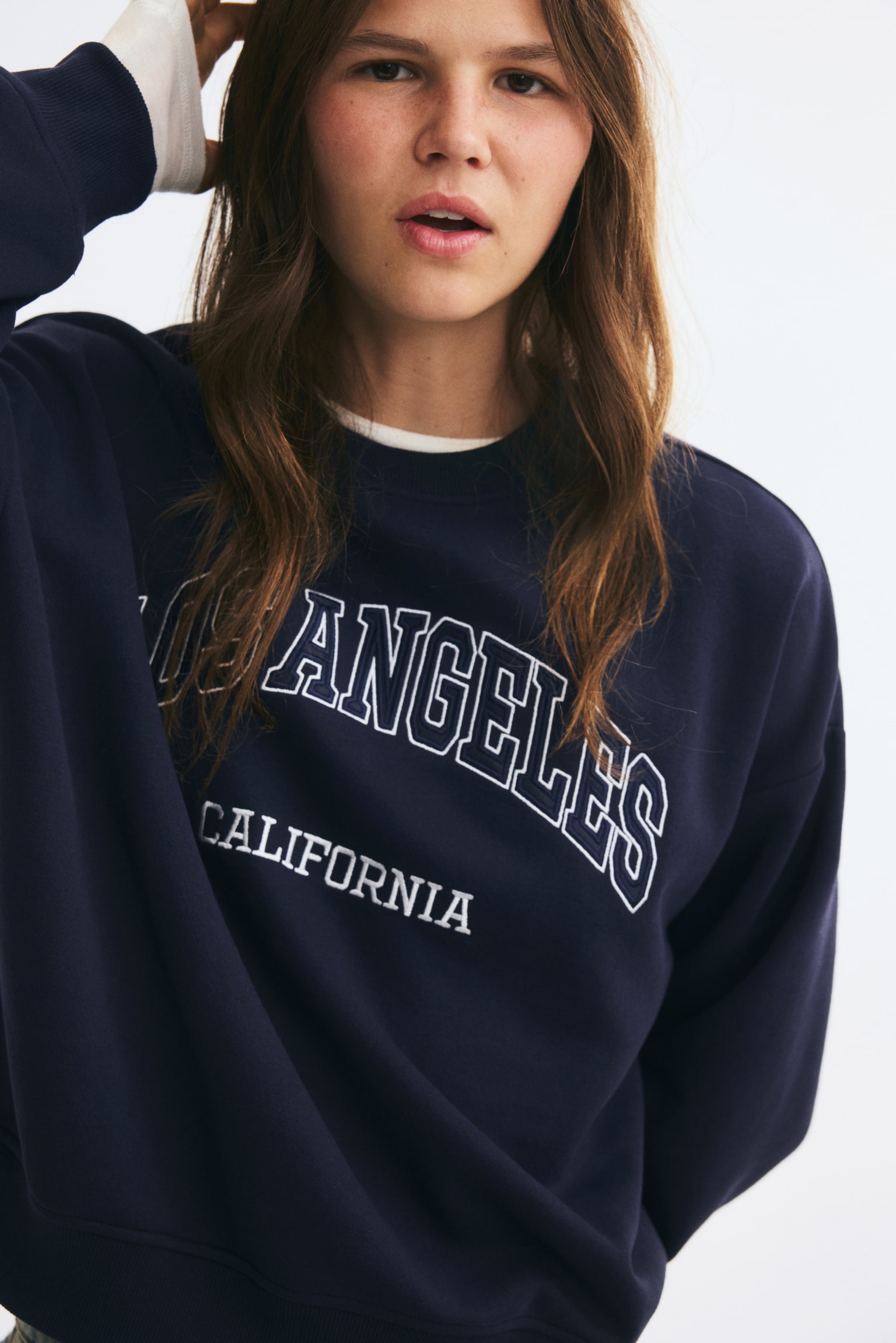 ס×××ש××¨× × ×××× ×××רס××× ×¢× ××פס ××× "LOS ANGELES CALIFORNIA", ש××ש/× ××××××/×ת ××¢× ×××צת ×× ××× ×. ×ס×××ש××¨× ××¤×ª× ×¦×××ר ×¢××× ×¢× ××××ר ×צ×עת, ×תפ××× ××× ×××ת ××× ×¡×¨×ת ×צ×××¢×ת, ××שר ××××××/×ת ×ר××/× ×ר××¢ ××ת ××× ××ש××£ ש××ת שר××× ×ר×× ××× × ×ת×ת. - 1