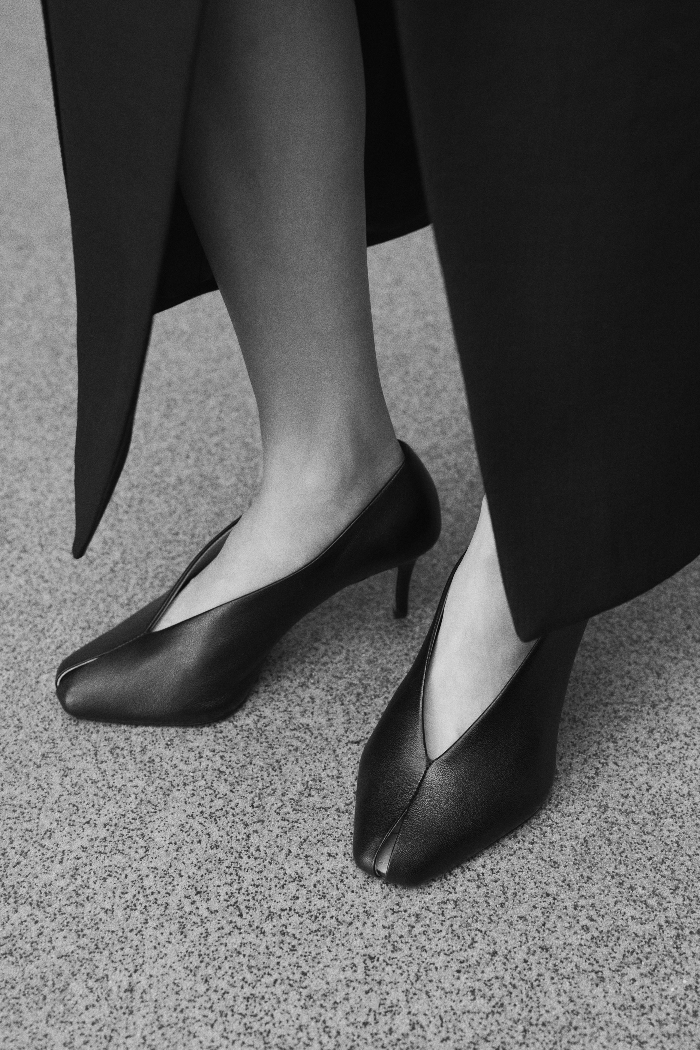 Cut-out leather court shoesModel