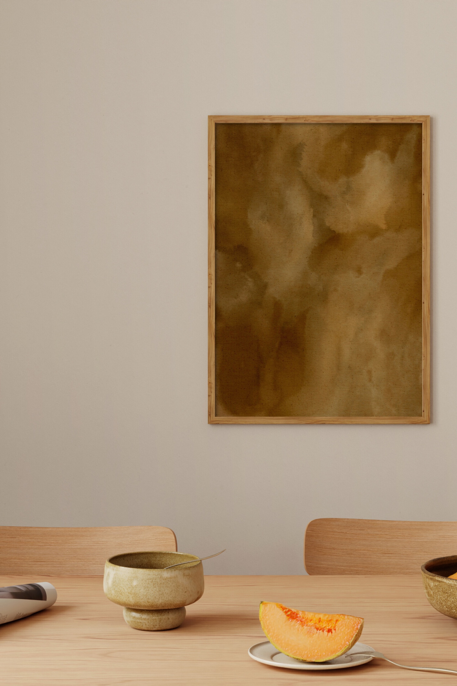 Een kunstdruk toont een verticale abstracte compositie met een getextureerde aquarelwassing in tinten bruin, beige en oker. Het ontwerp laat zachte, wolkachtige verlopen en organische kleurovergangen zien over een fijnkorrelig papieroppervlak.