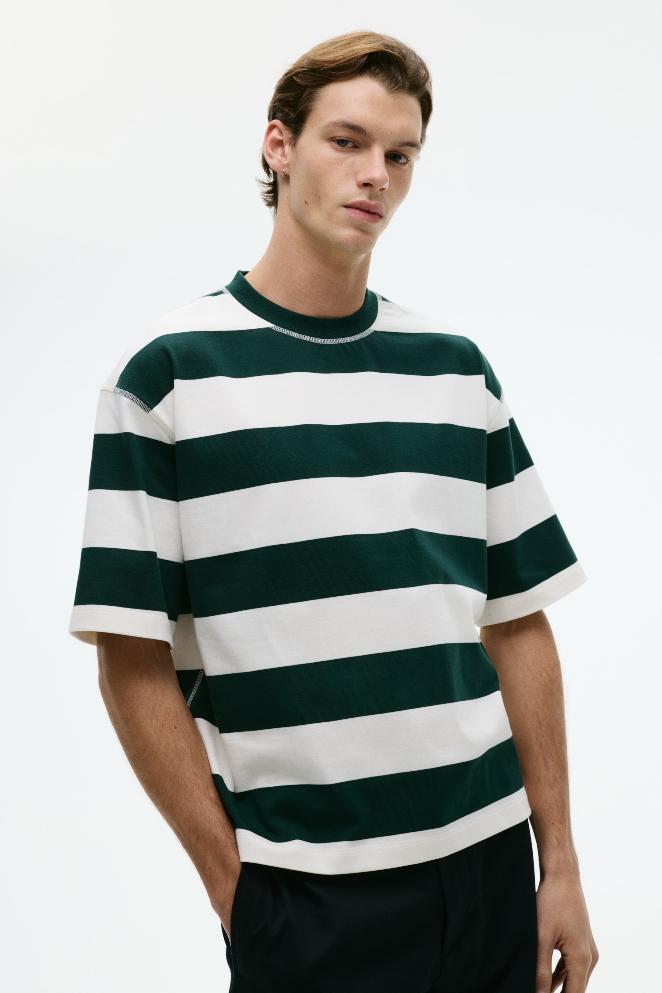 Ampliar la imagen: Playera Oversized Fit - Verde oscuro/Rayado - Men | H&M MX 1