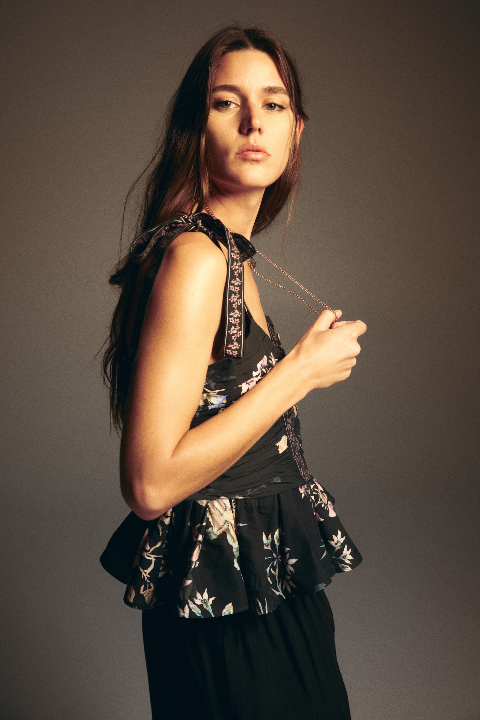 綁式肩帶荷葉浪邊上衣 - 黑色/花朵 - 2
