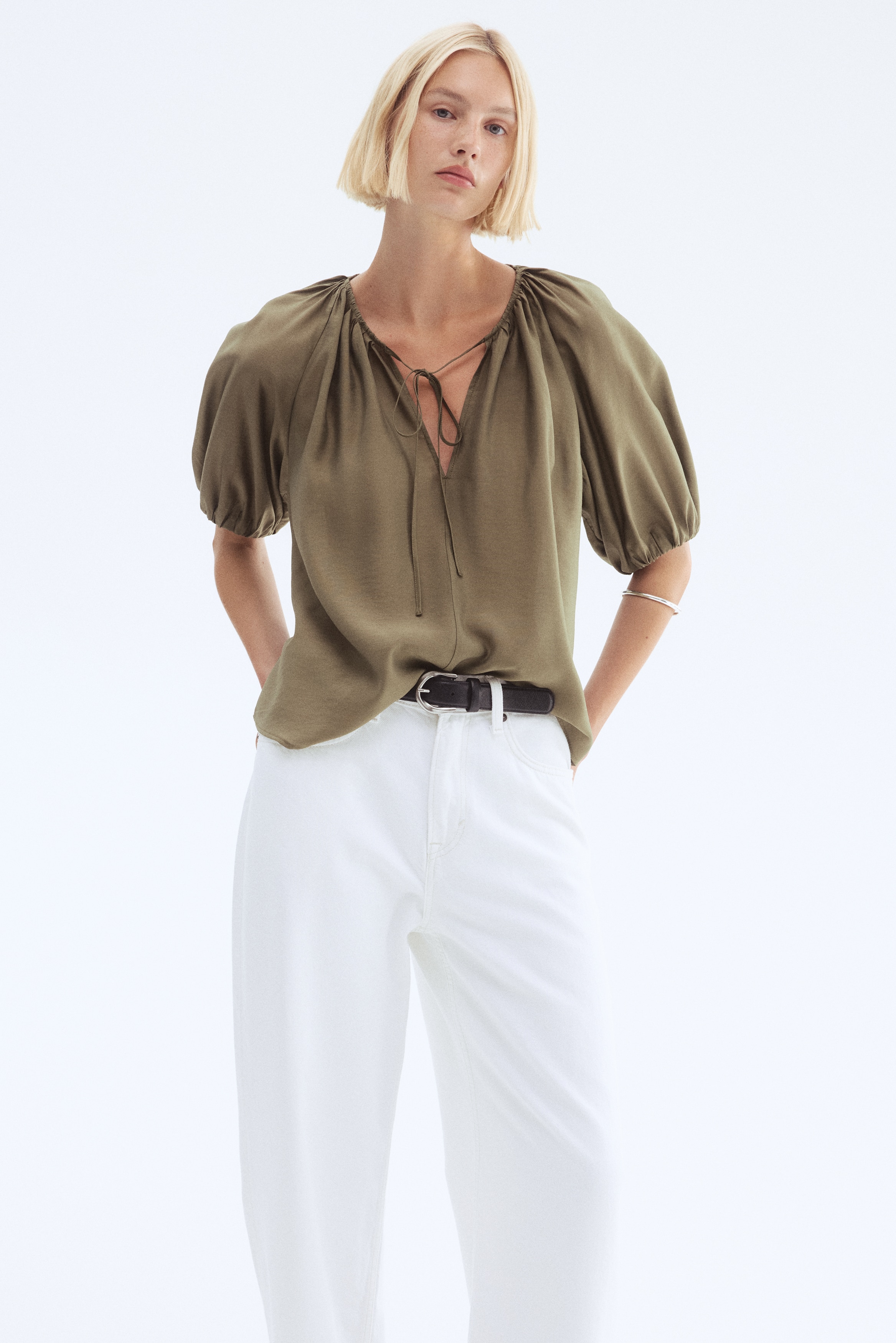 【新品タグ付き】pinue バルーンスリーブブラウス（ベージュ） pinue バルーンスリーブブラウス（ベージュ） バルーンスリーブ