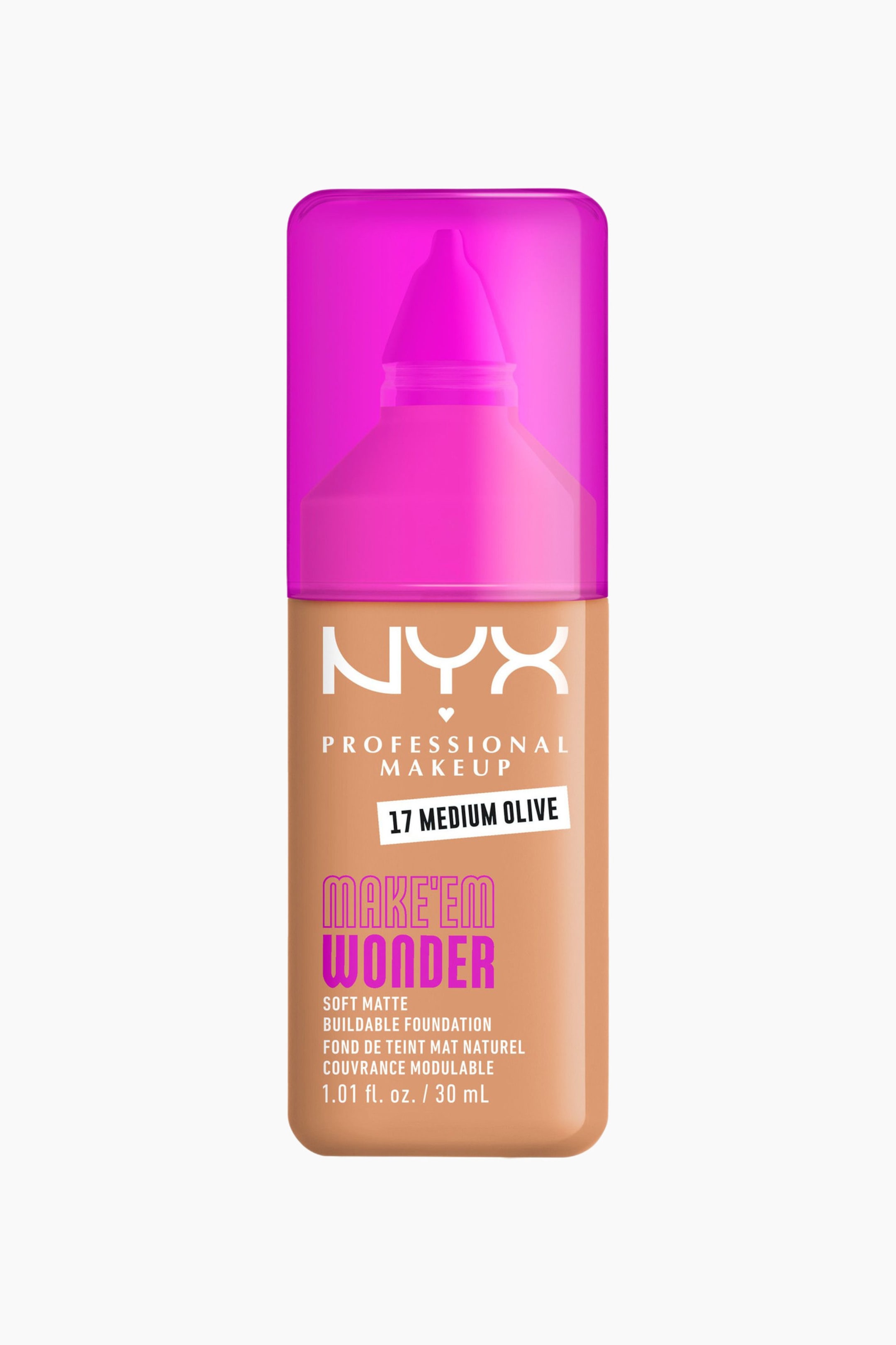 Visa större bild: En rektangulär foundationflaska med rundade hörn står upprätt och visar en ljusbrun nyans, försedd med en klarrosa, genomskinlig pipettkork. Etikettens framsida visar "NYX PROFESSIONAL MAKEUP Make'em Wonder" och nyansen "17 Medium Olive."